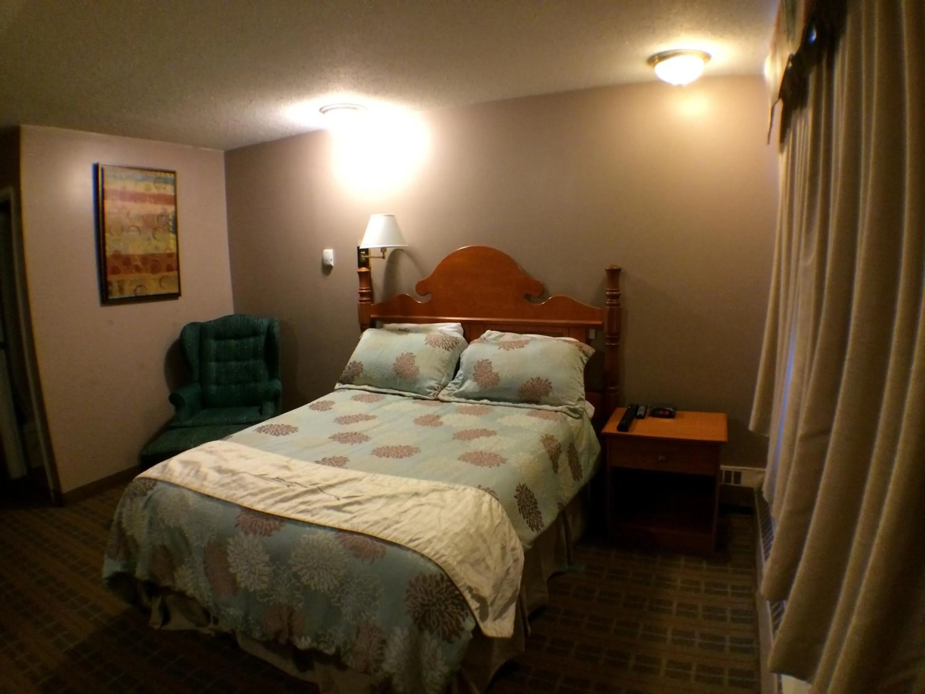 Bedroom, Bed in King's Motel & Restaurant