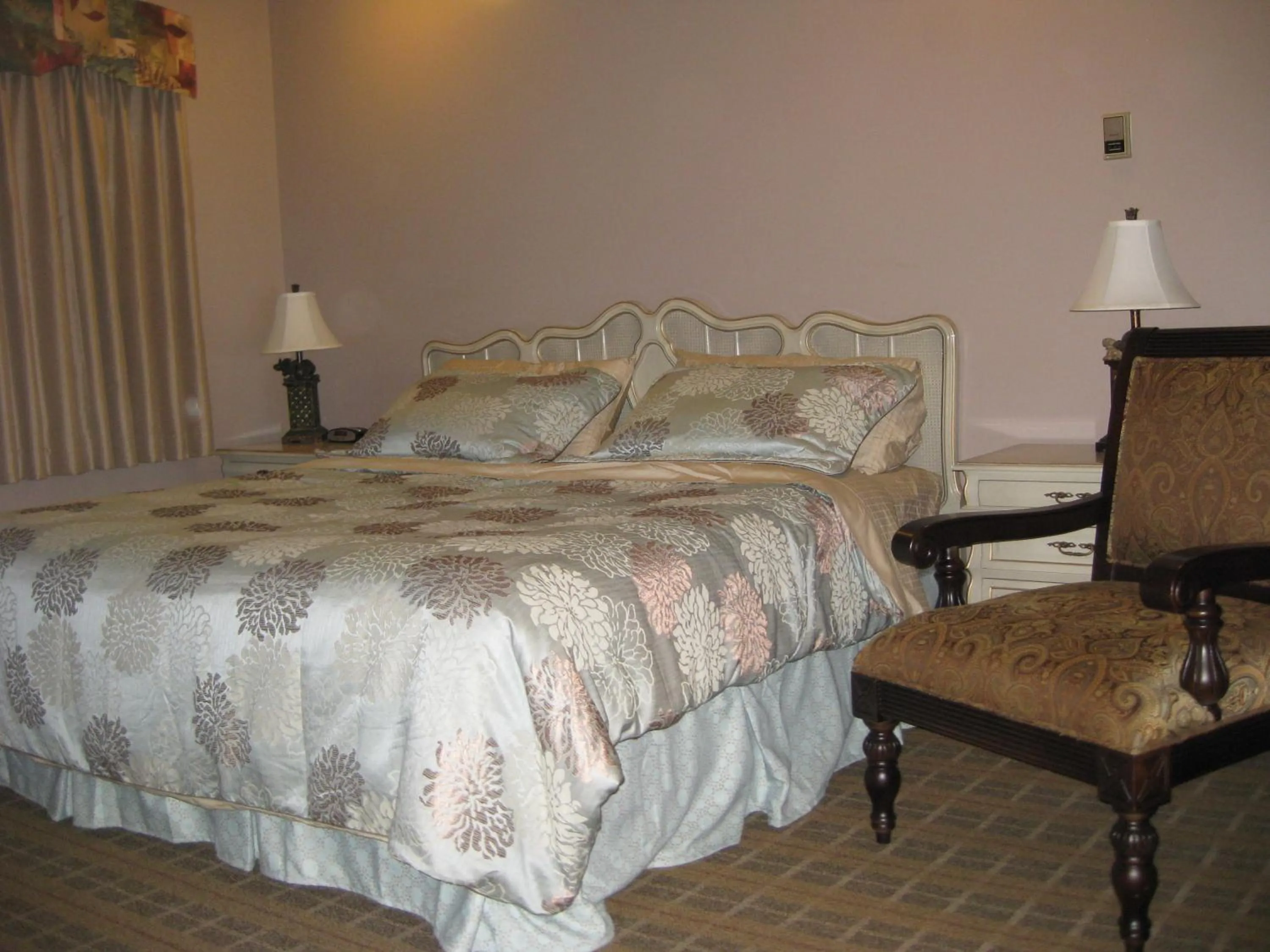 Bedroom, Bed in King's Motel & Restaurant