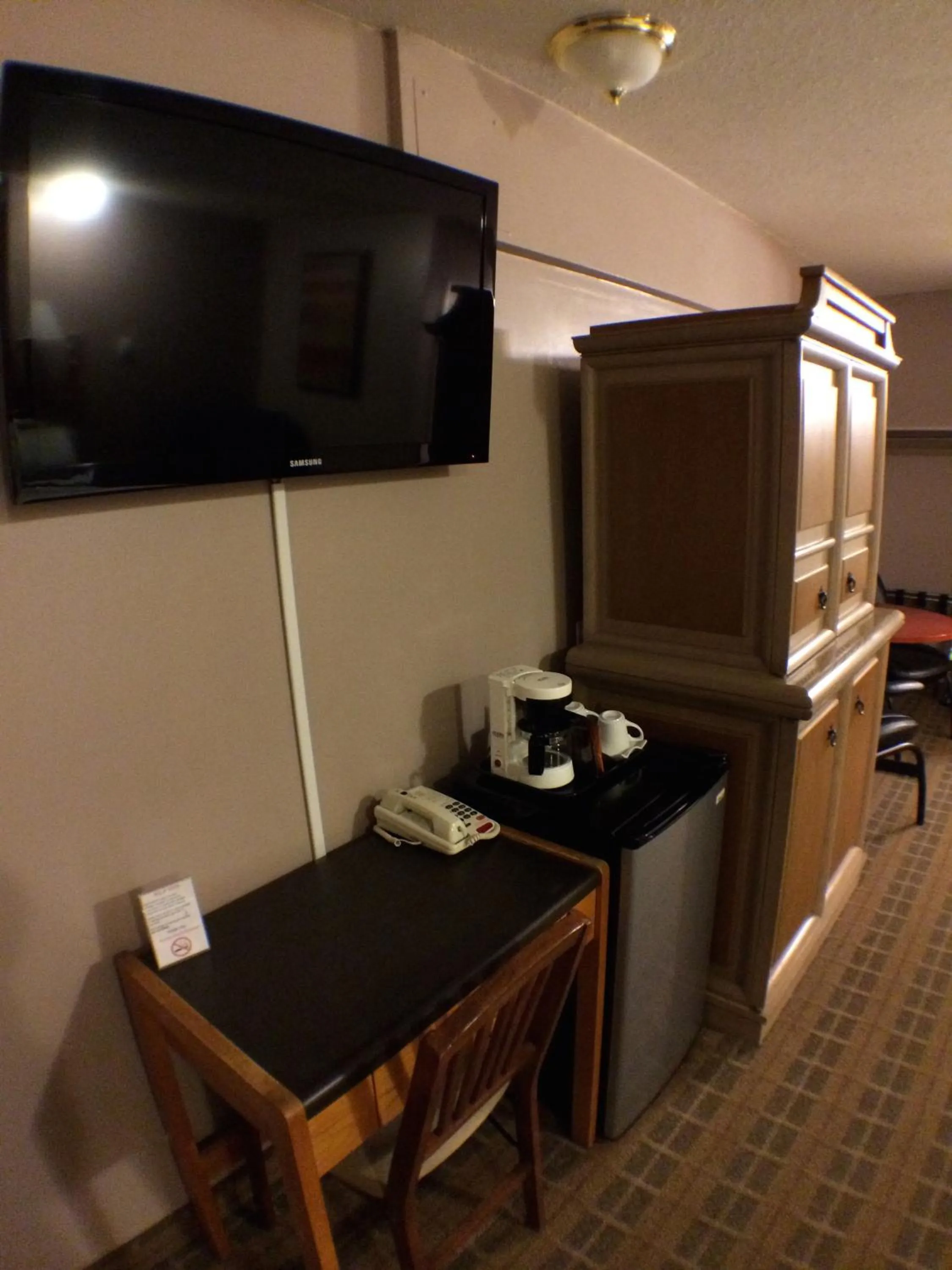 TV and multimedia in King's Motel & Restaurant