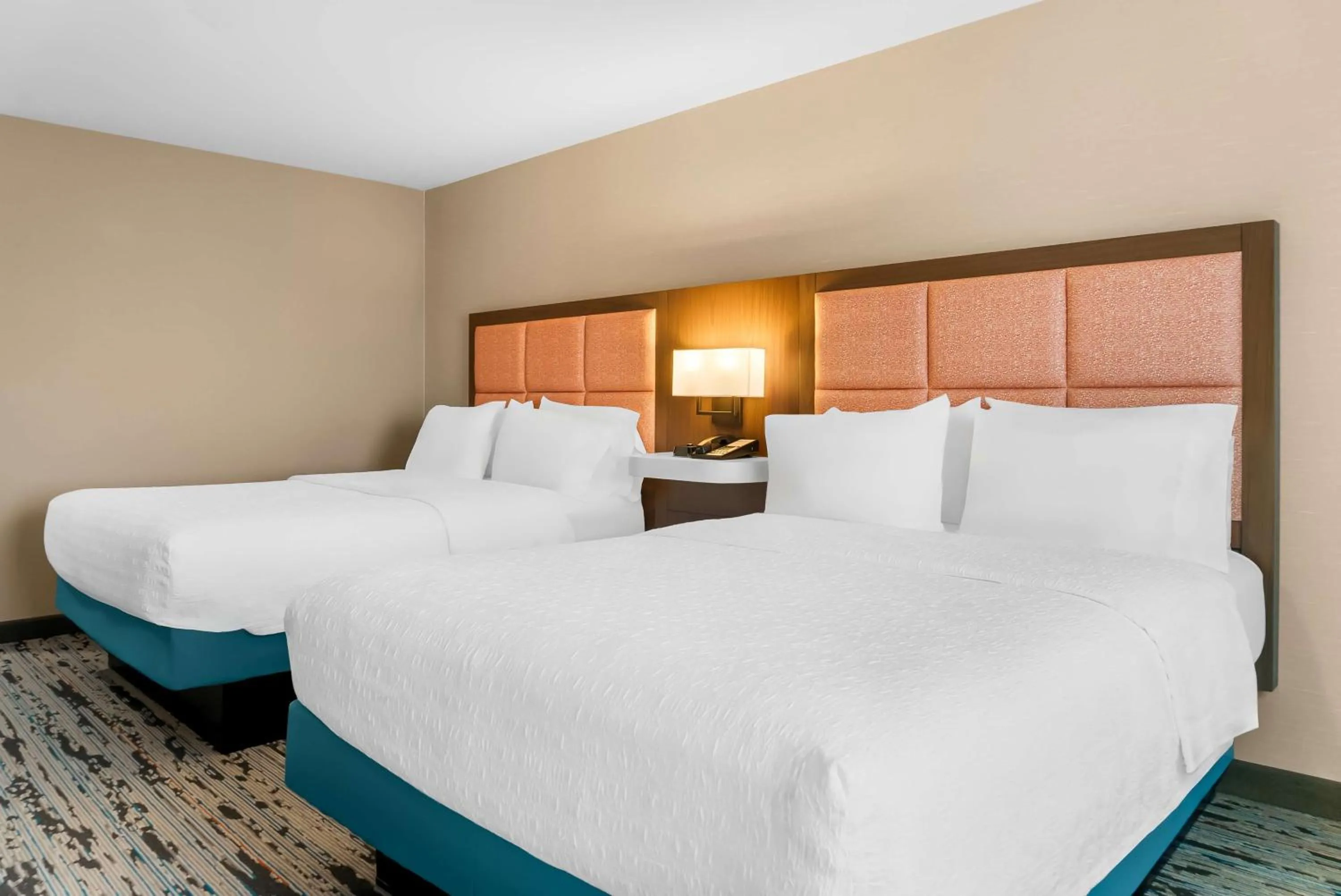 Bed in Hampton Inn Detroit/Auburn Hills-North