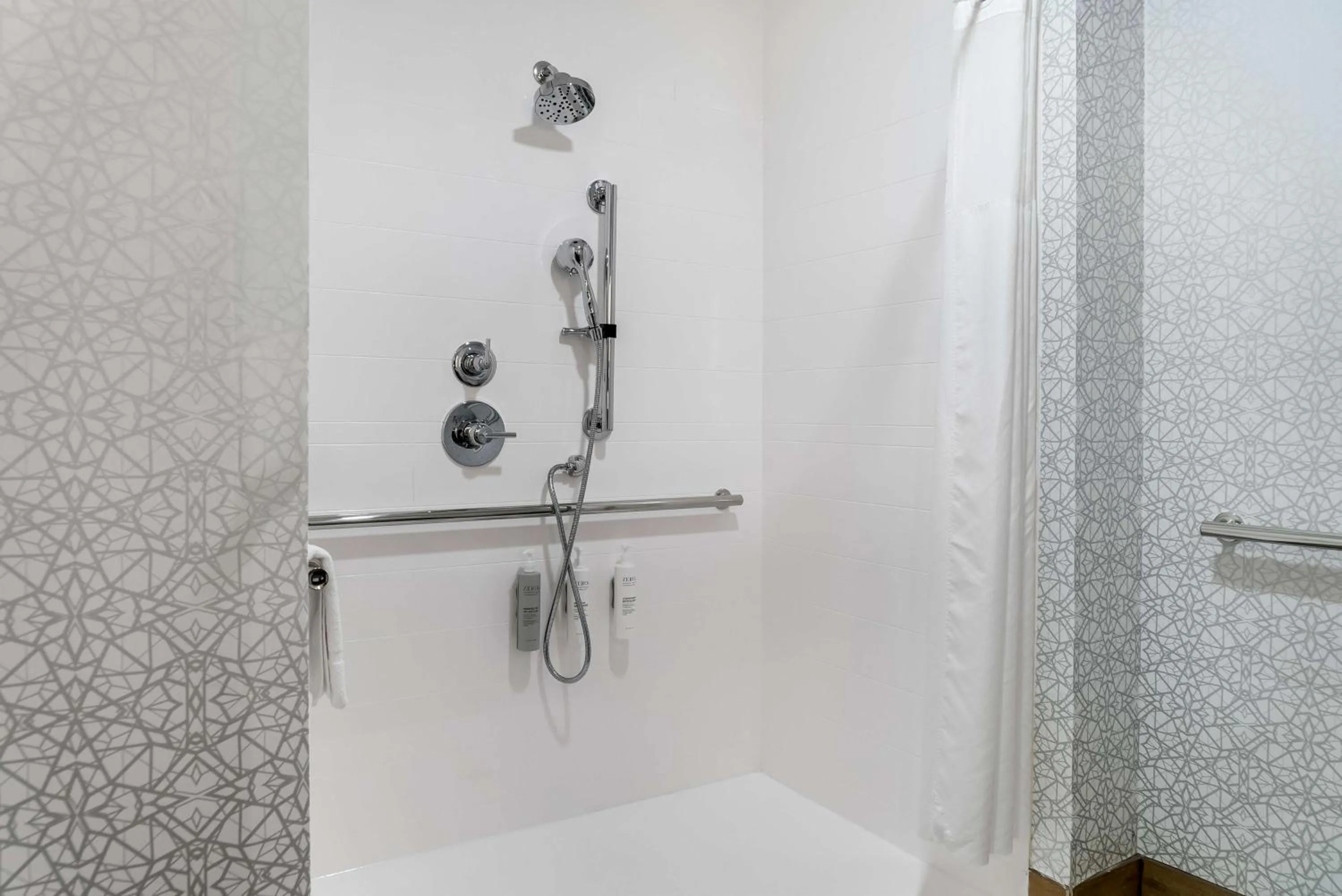 Bathroom in Hampton Inn Detroit/Auburn Hills-North