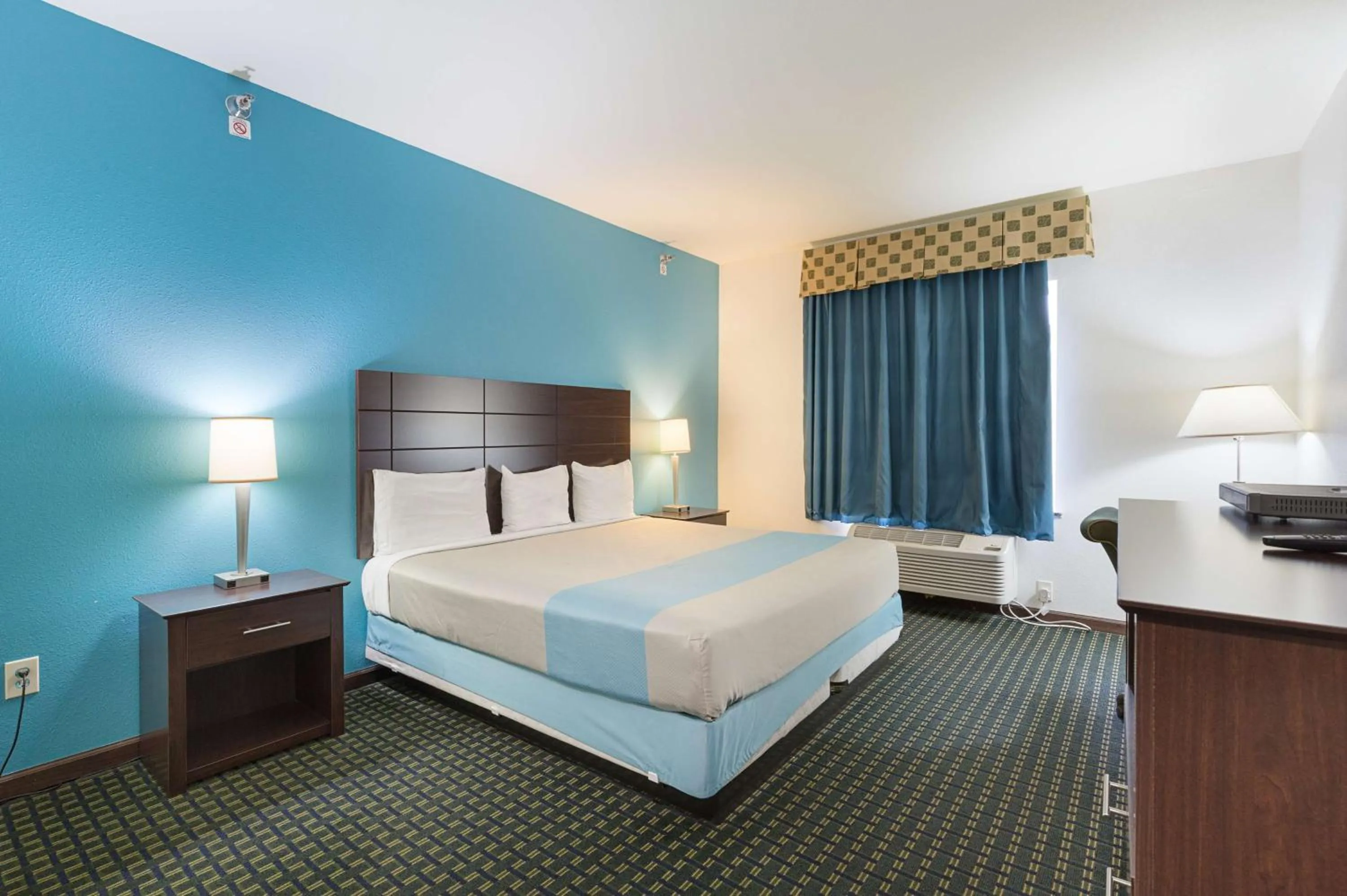 Photo of the whole room, Bed in Budget Inn Ganado