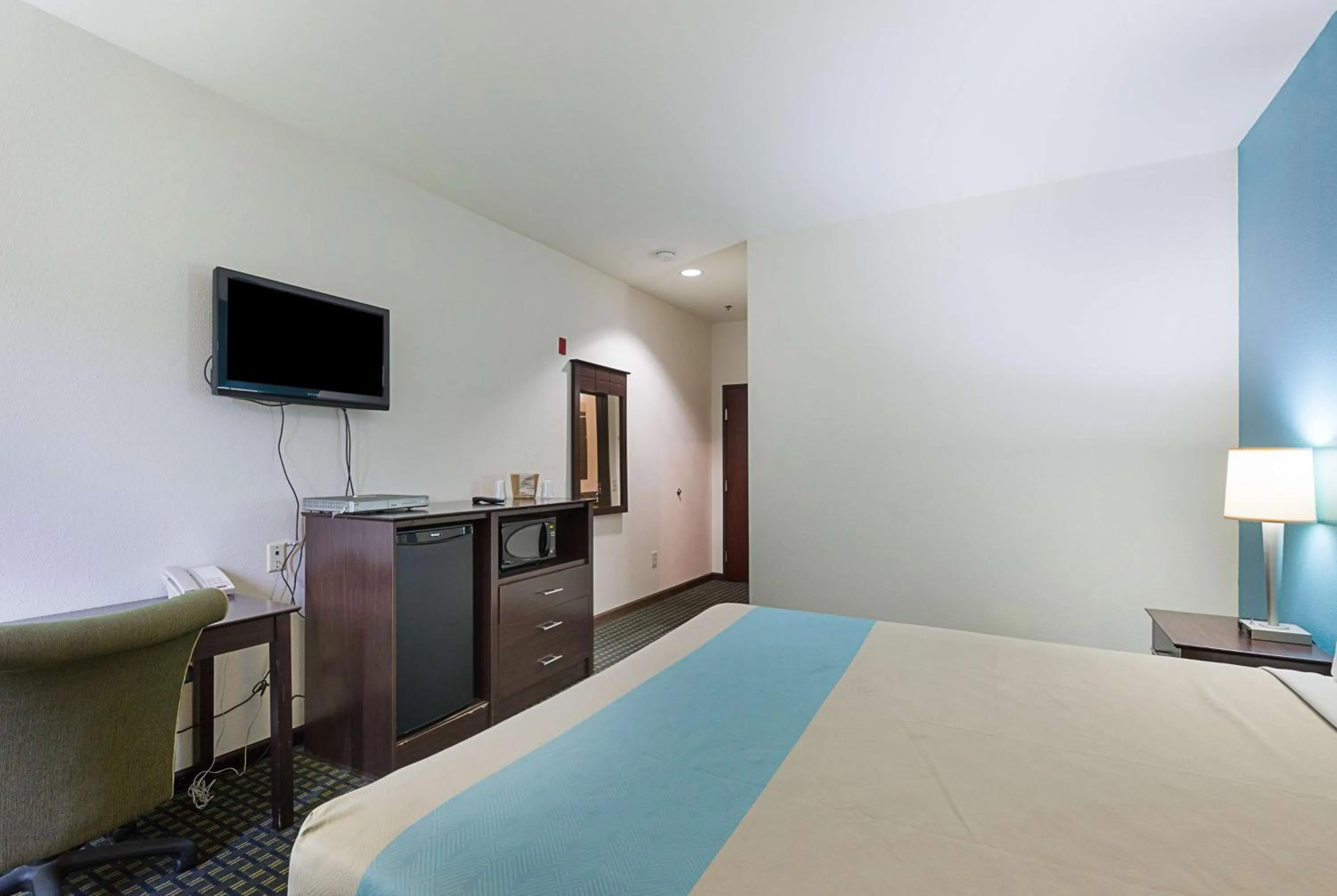 Photo of the whole room, Bed in Budget Inn Ganado