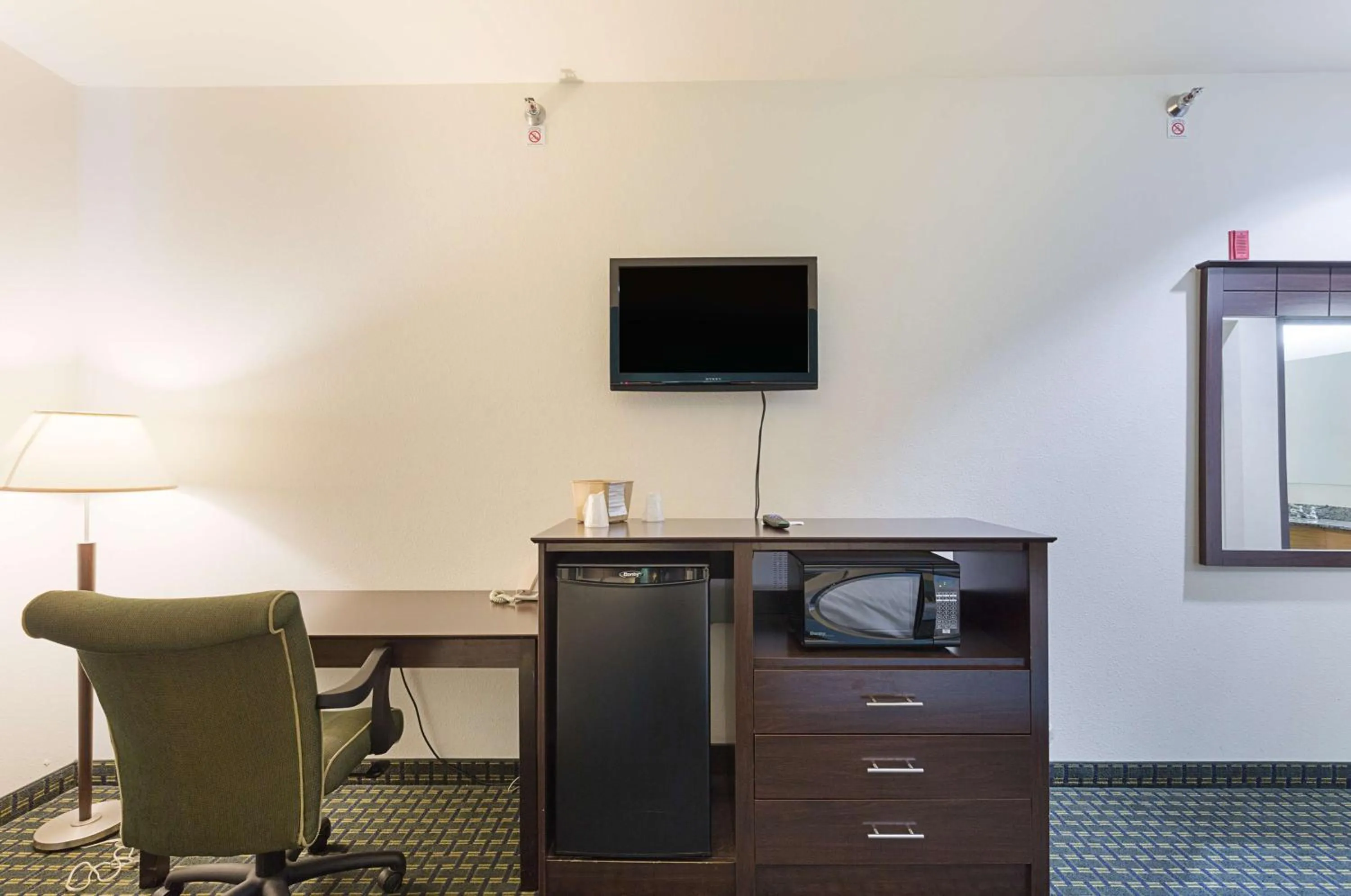 Photo of the whole room in Budget Inn Ganado