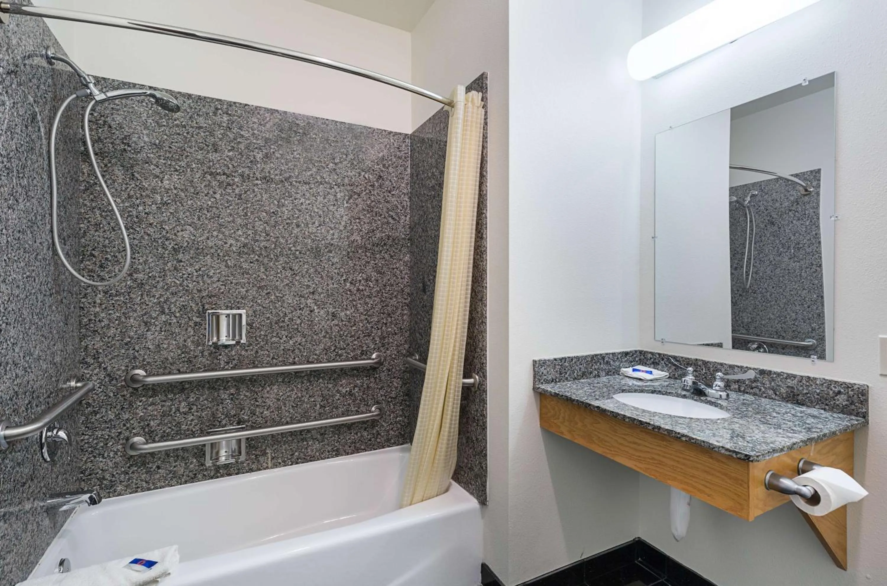 Bathroom in Budget Inn Ganado