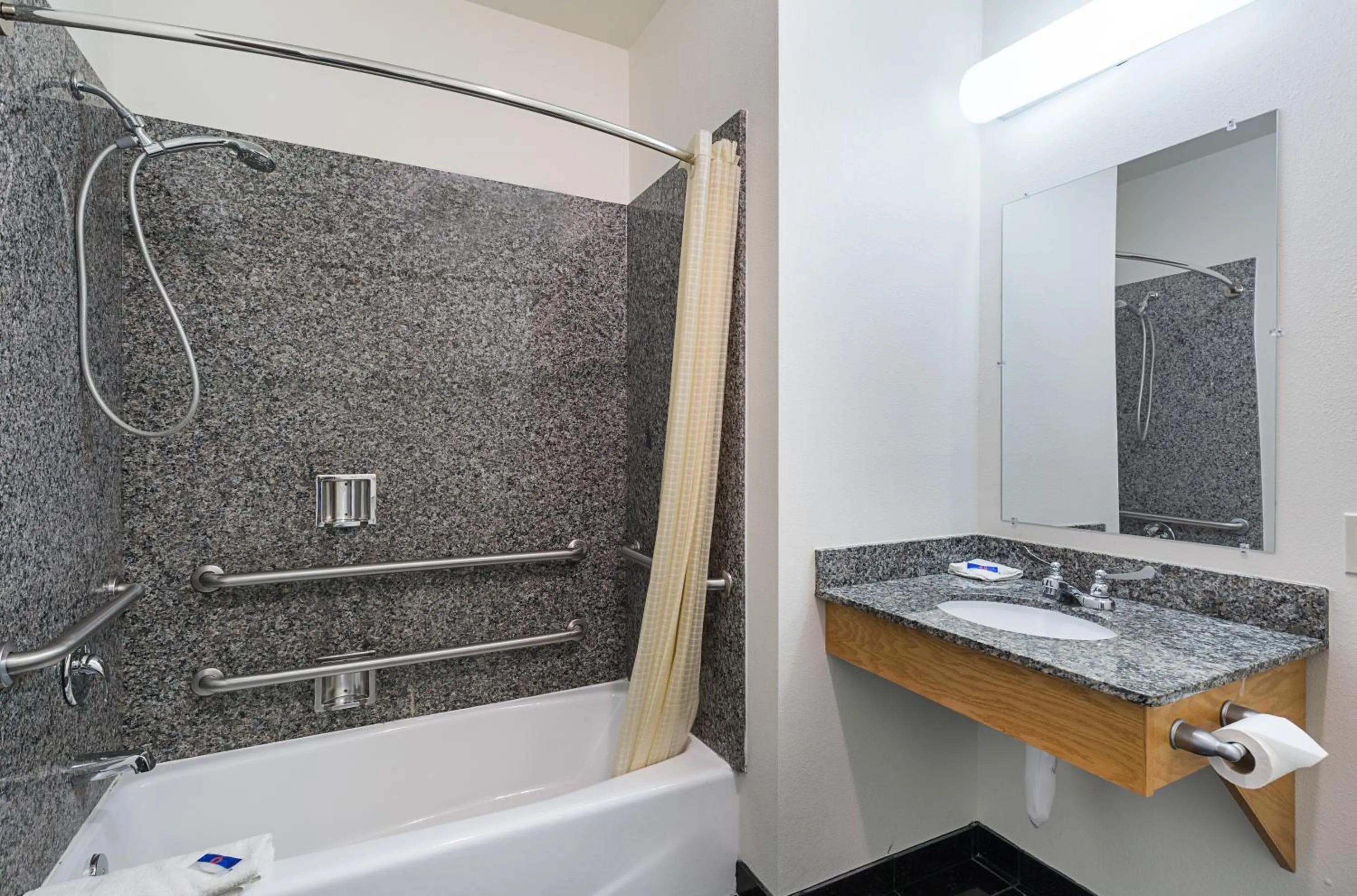 Bathroom in Budget Inn Ganado