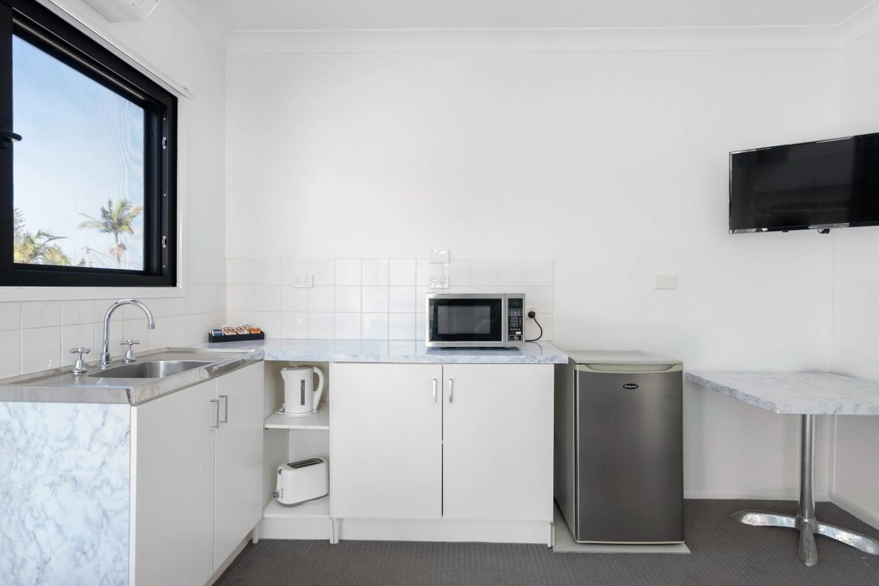 TV and multimedia in Montego Mermaid Beach Motel