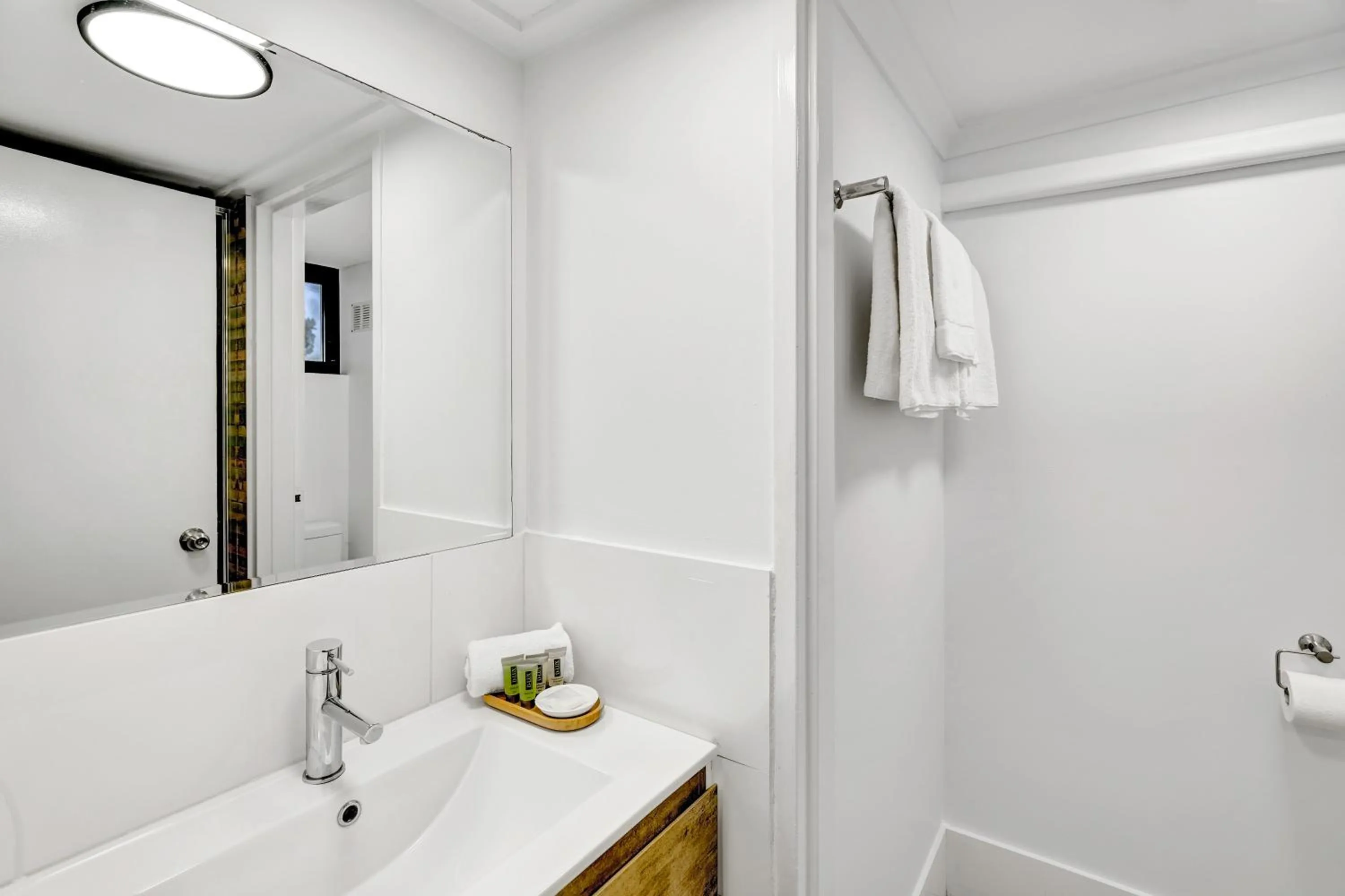 Bathroom in Montego Mermaid Beach Motel