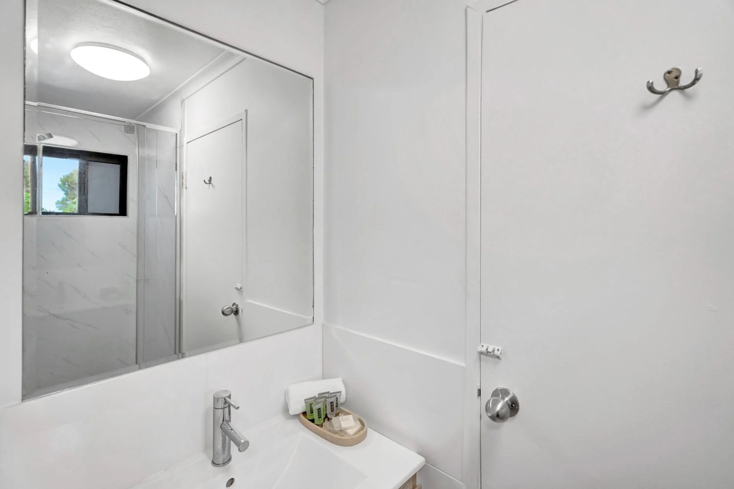 Shower in Montego Mermaid Beach Motel