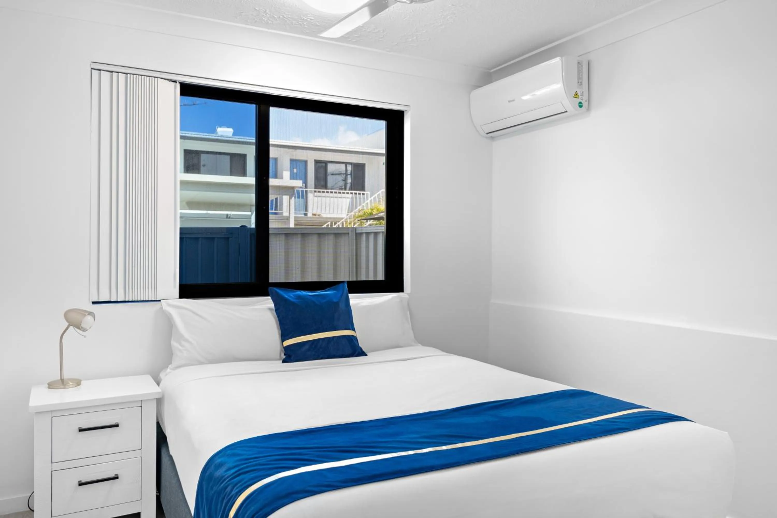 Bedroom, Bed in Montego Mermaid Beach Motel