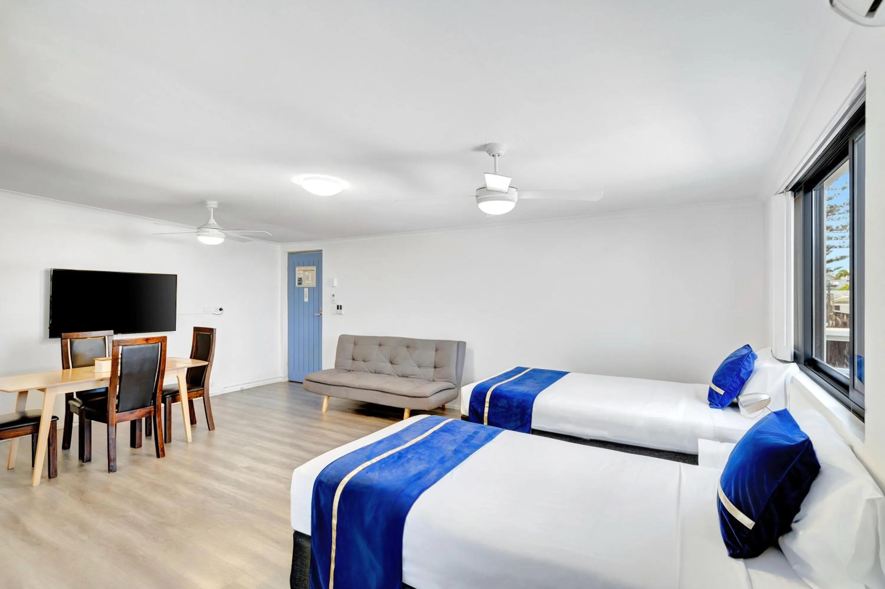 Communal lounge/ TV room, Bed in Montego Mermaid Beach Motel