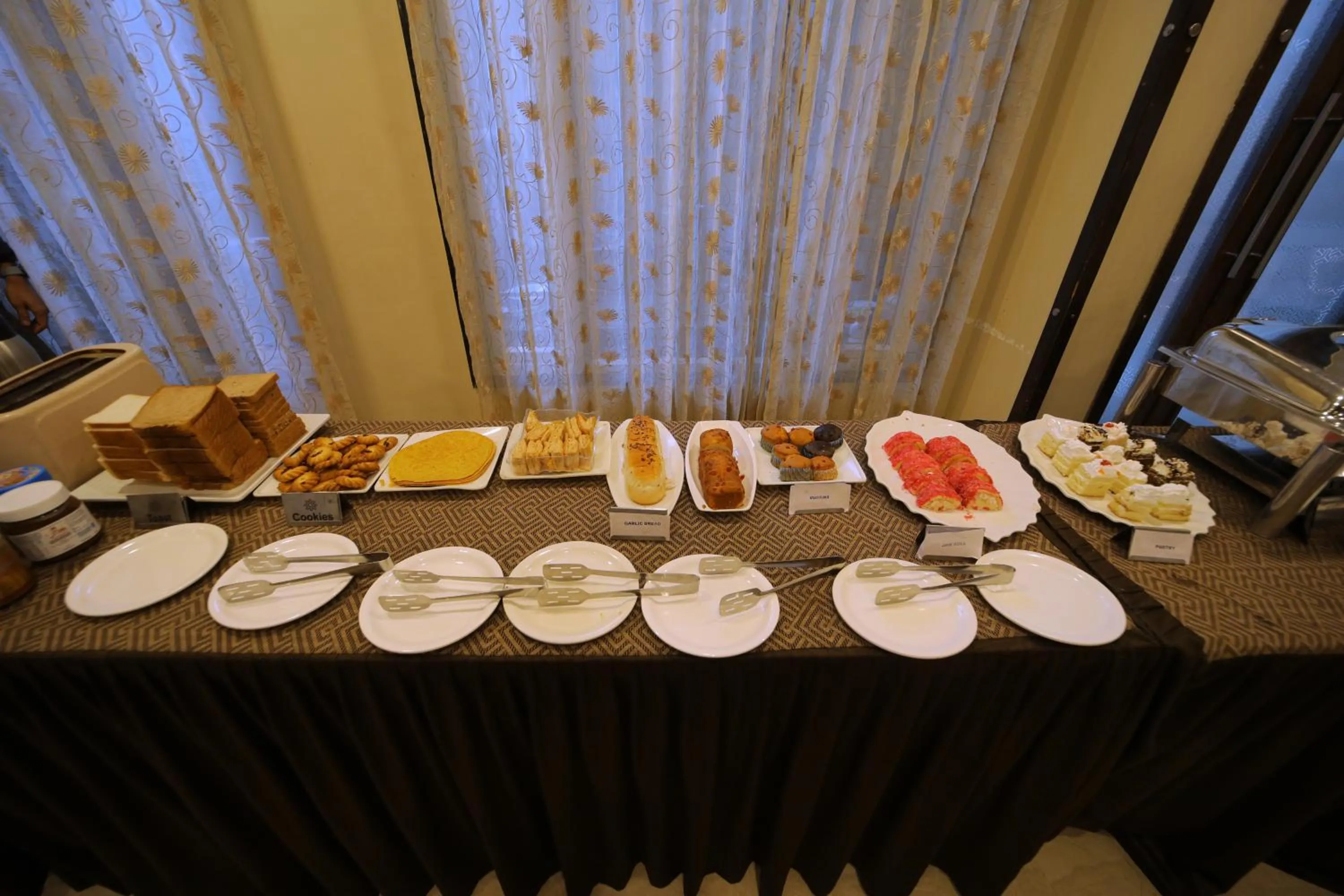 Restaurant/places to eat in Amantra Comfort Hotel