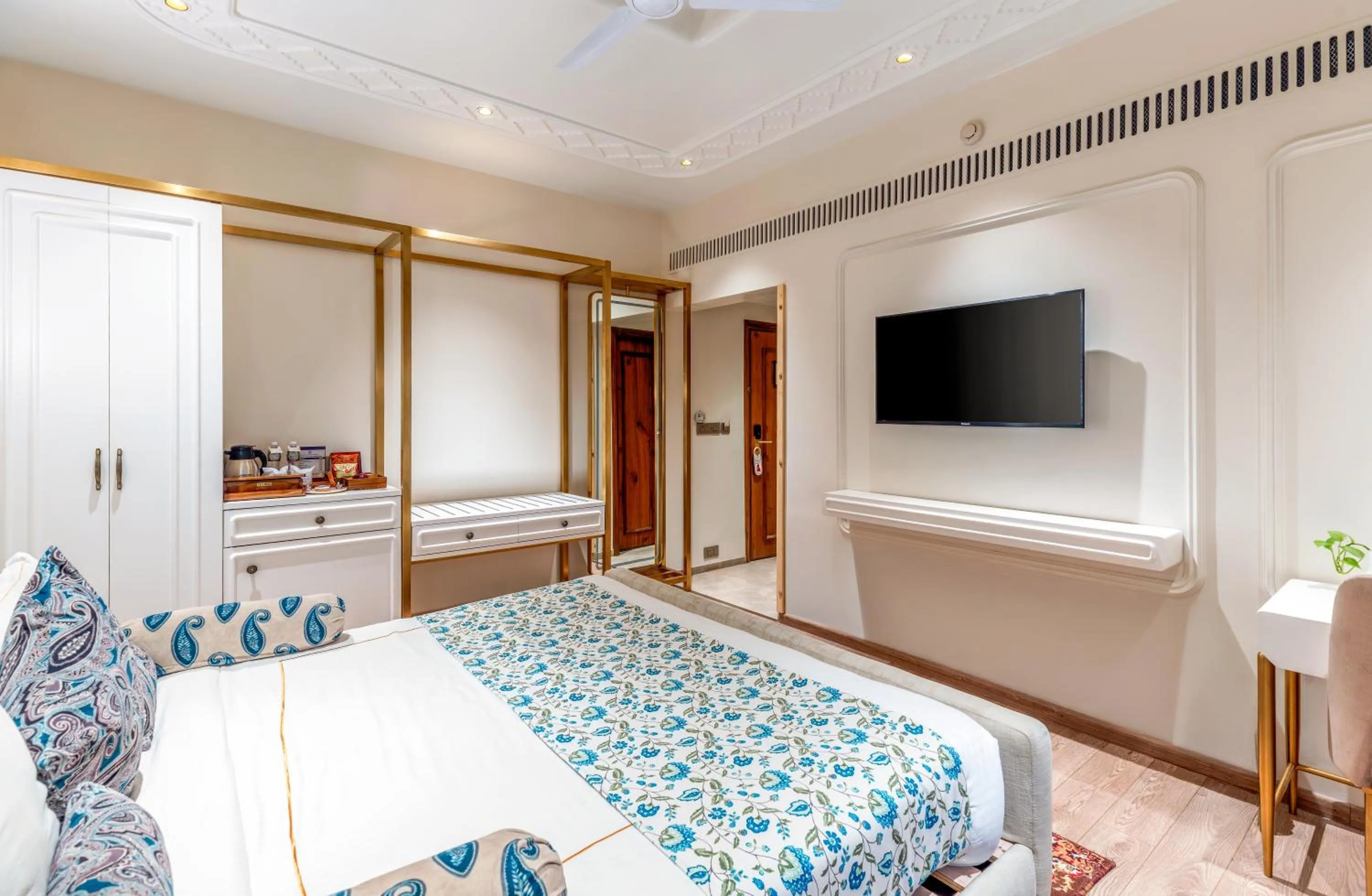 Coffee/tea facilities, Bed in Amantra Comfort Hotel