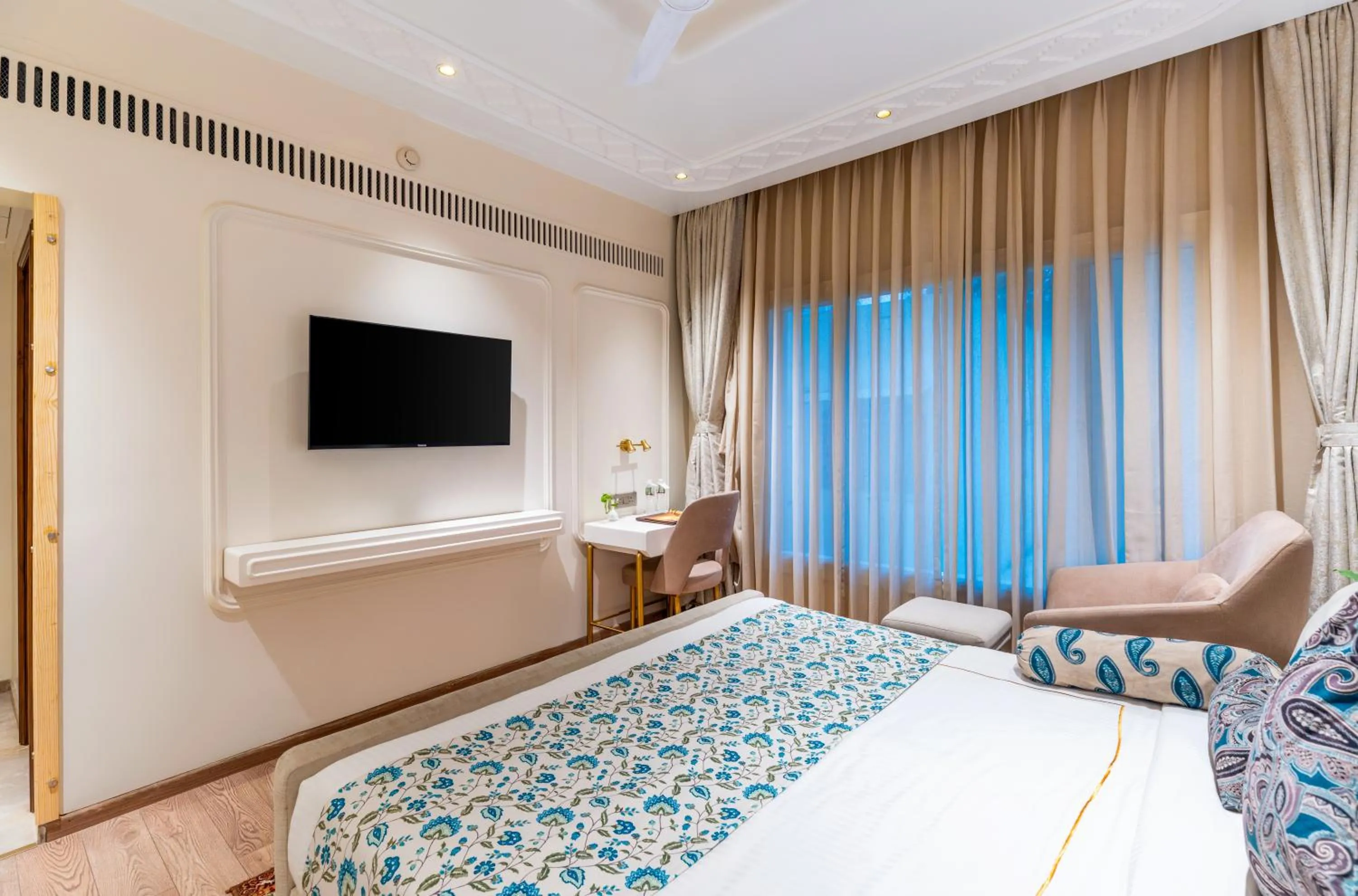 Bed in Amantra Comfort Hotel