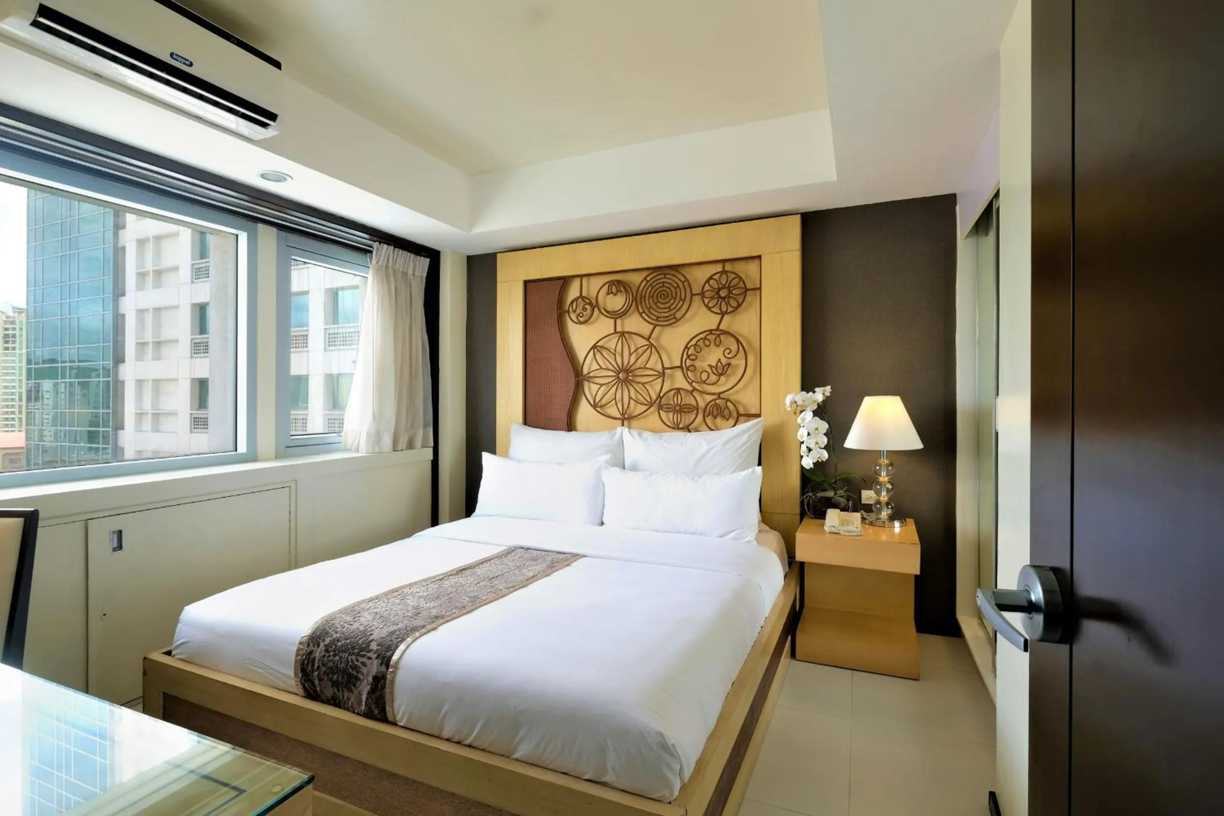 Bed in Quest Hotel & Conference Center Cebu