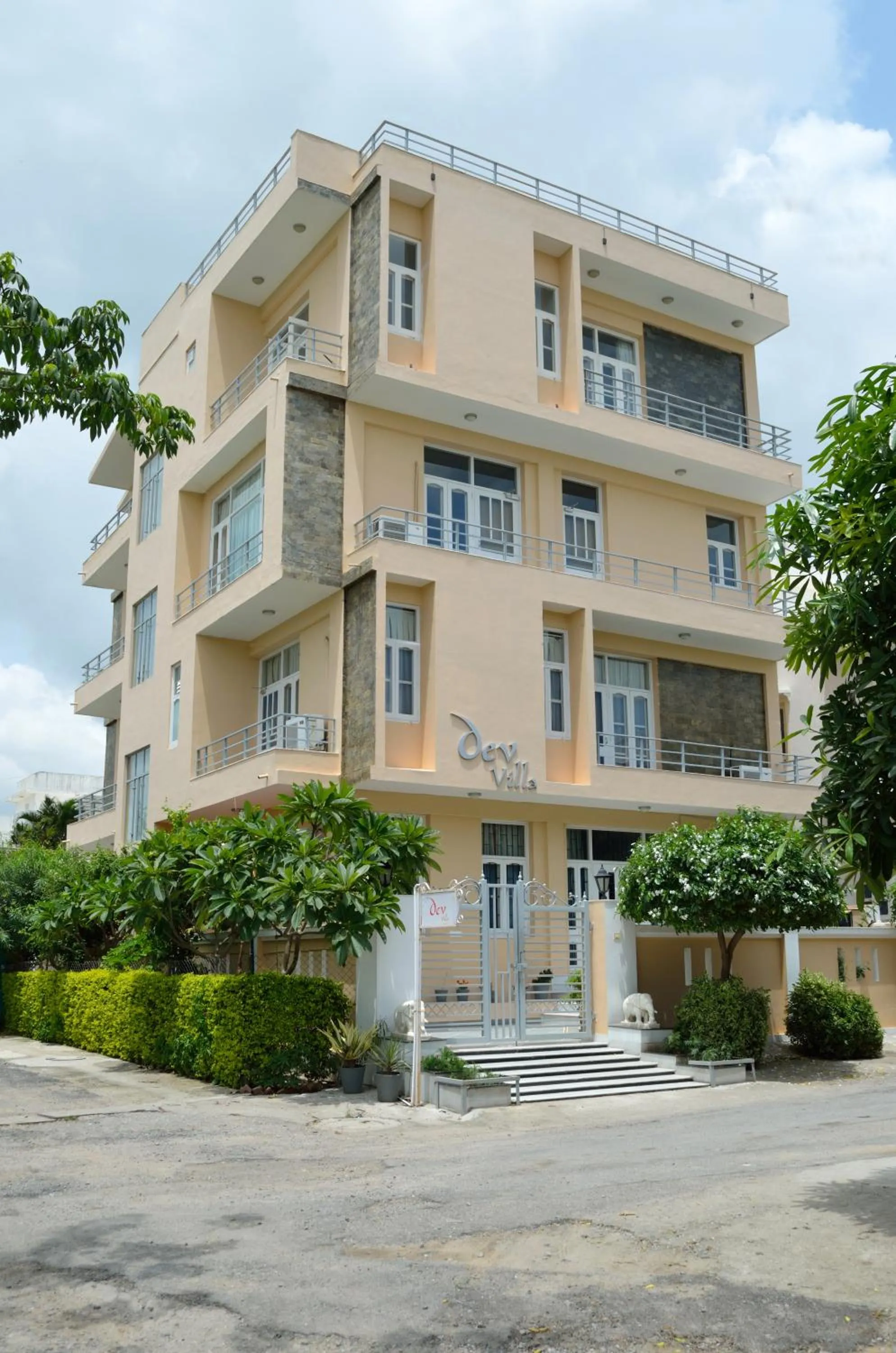 Facade/entrance in Shahpura Dev Villa