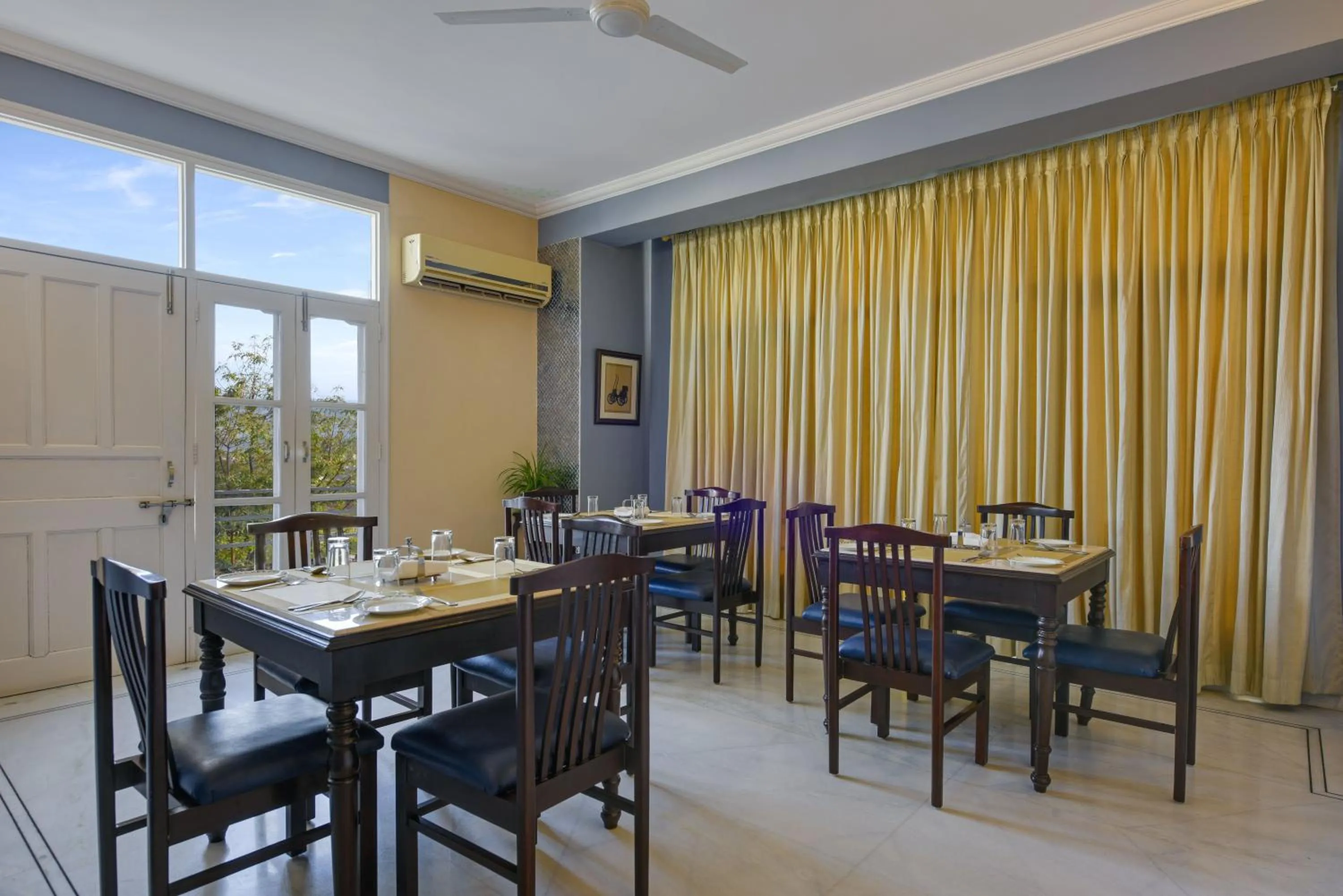 Restaurant/places to eat in Shahpura Dev Villa