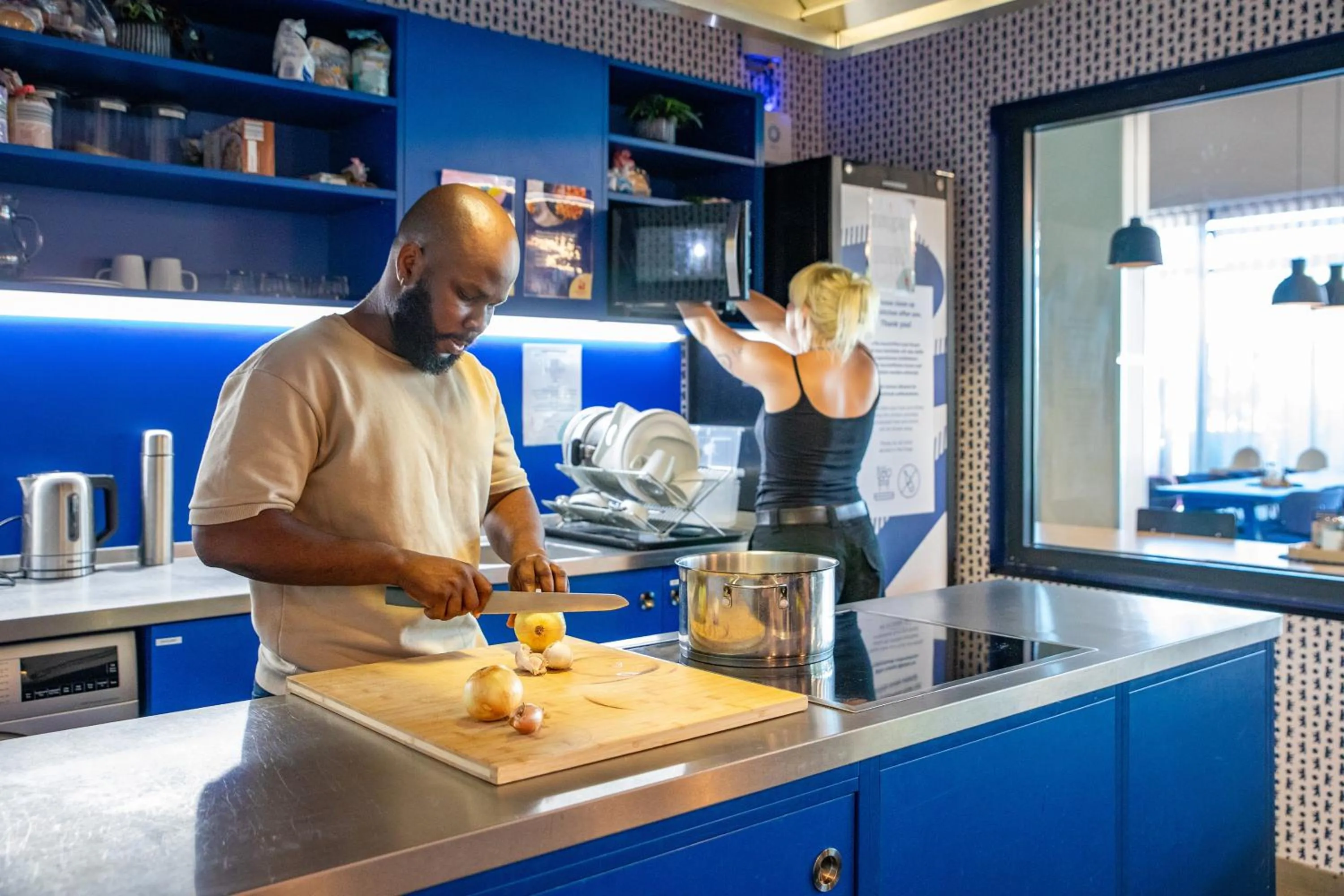 Communal kitchen in MEININGER Hotel Berlin Airport