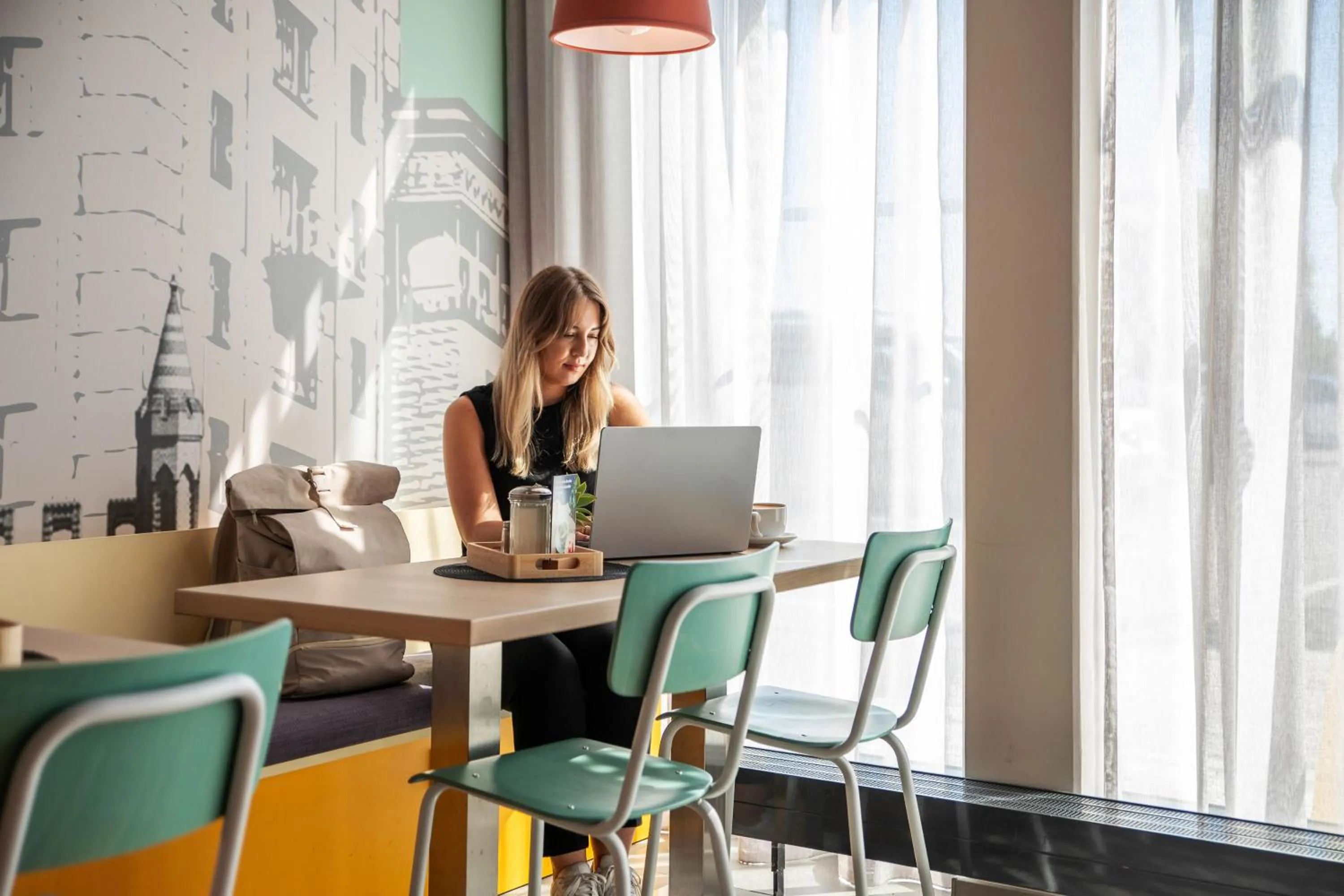 Lounge or bar in MEININGER Hotel Berlin Airport