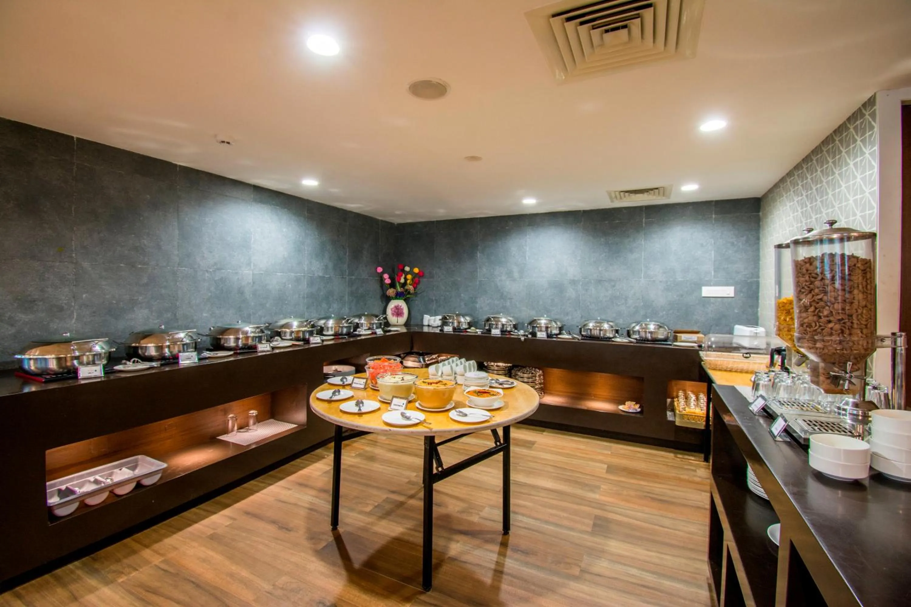 Restaurant/places to eat in The Capital Hotel