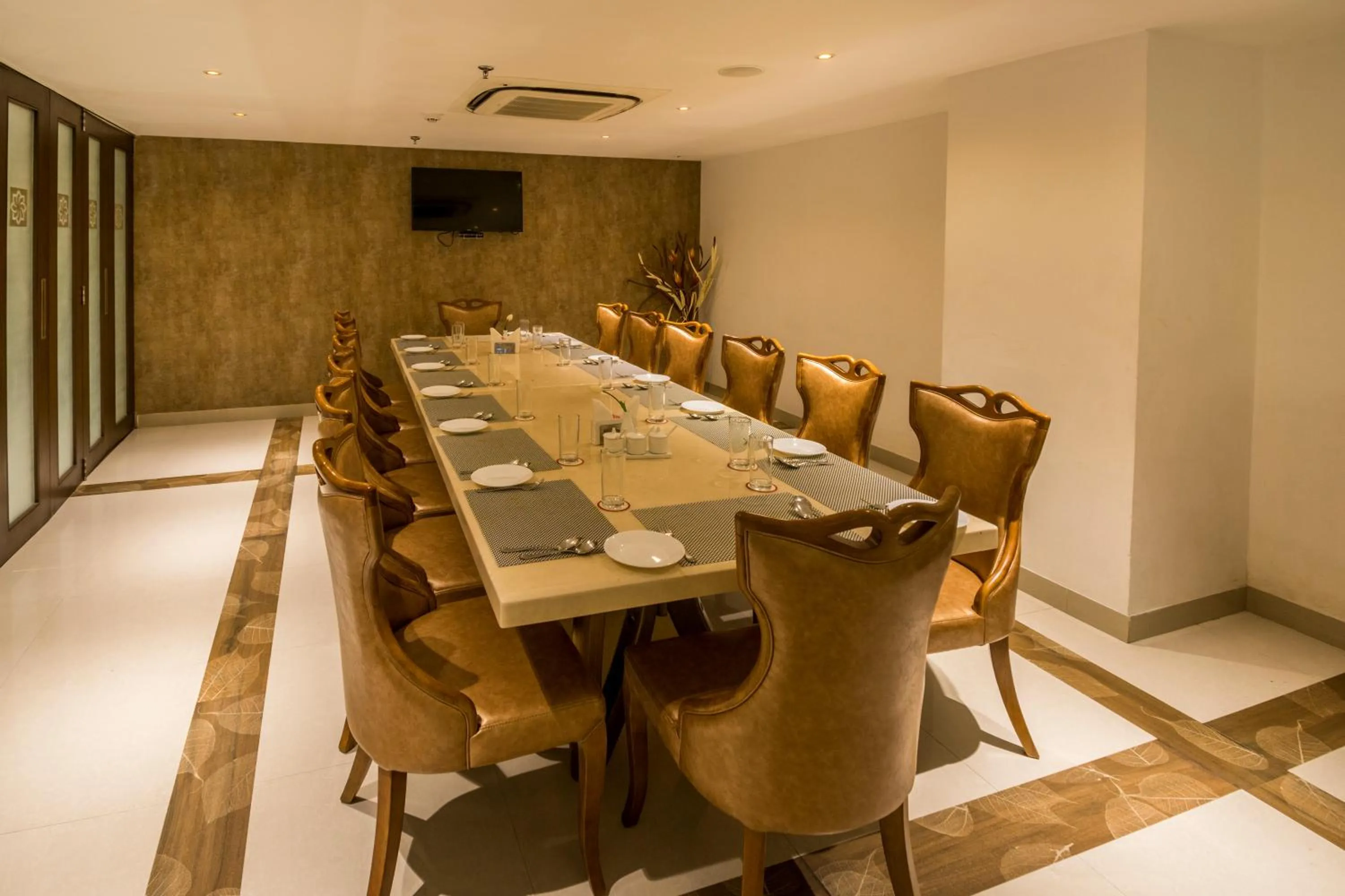 Restaurant/places to eat in The Capital Hotel