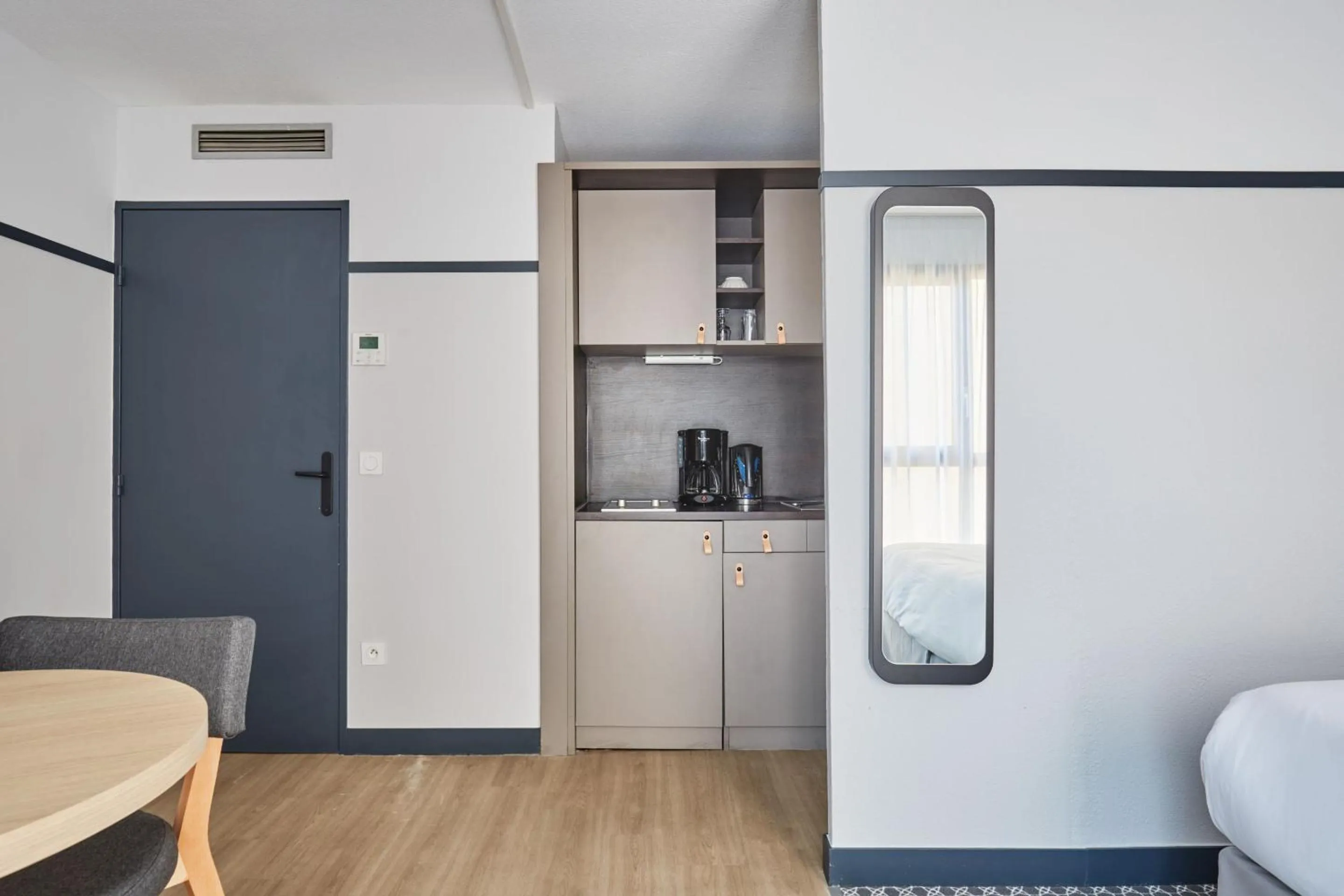 Kitchen or kitchenette in Appart Hotel Odalys City Aix en Provence Les Floridianes