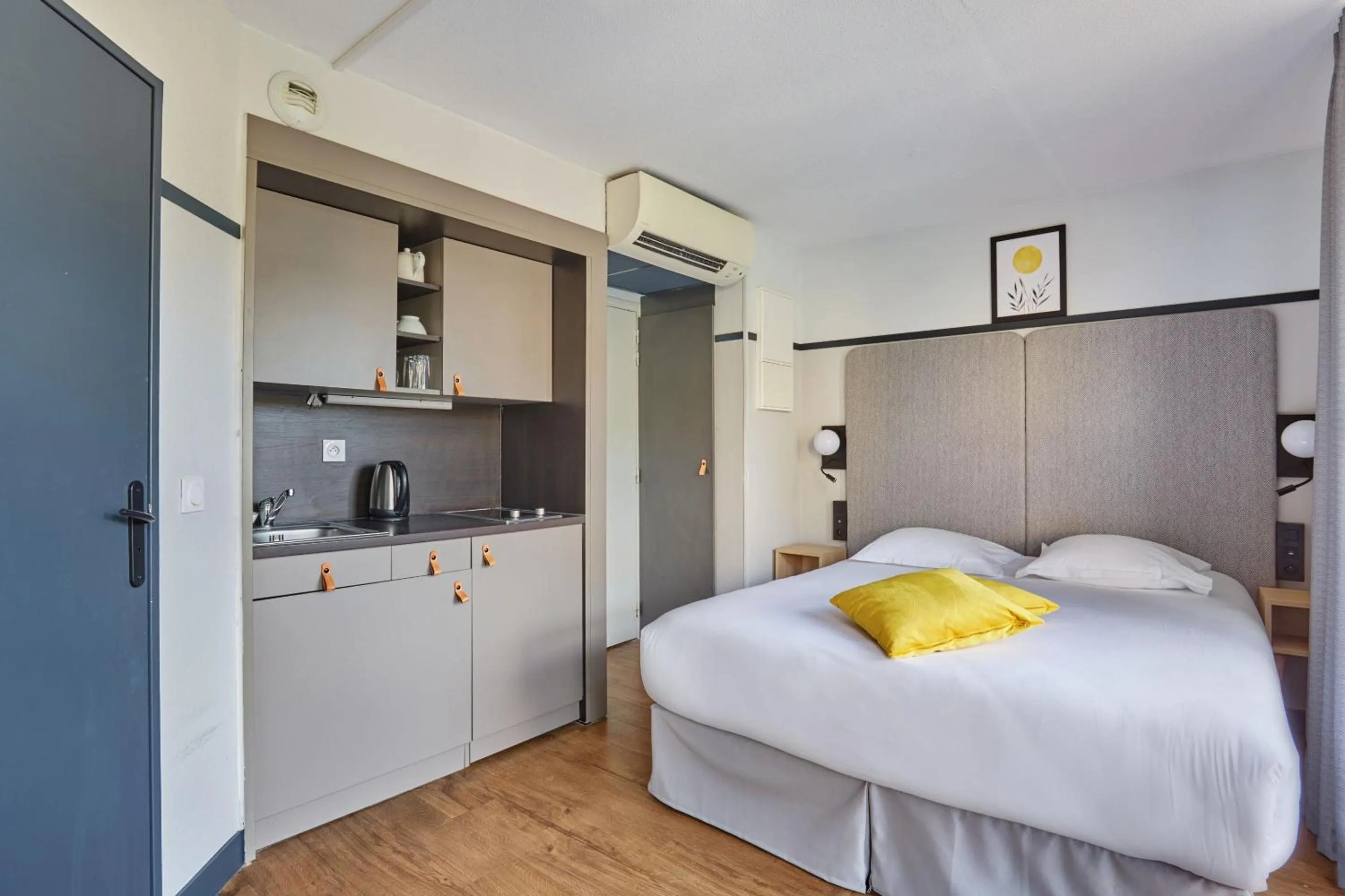 Bedroom, Bed in Appart Hotel Odalys City Aix en Provence Les Floridianes