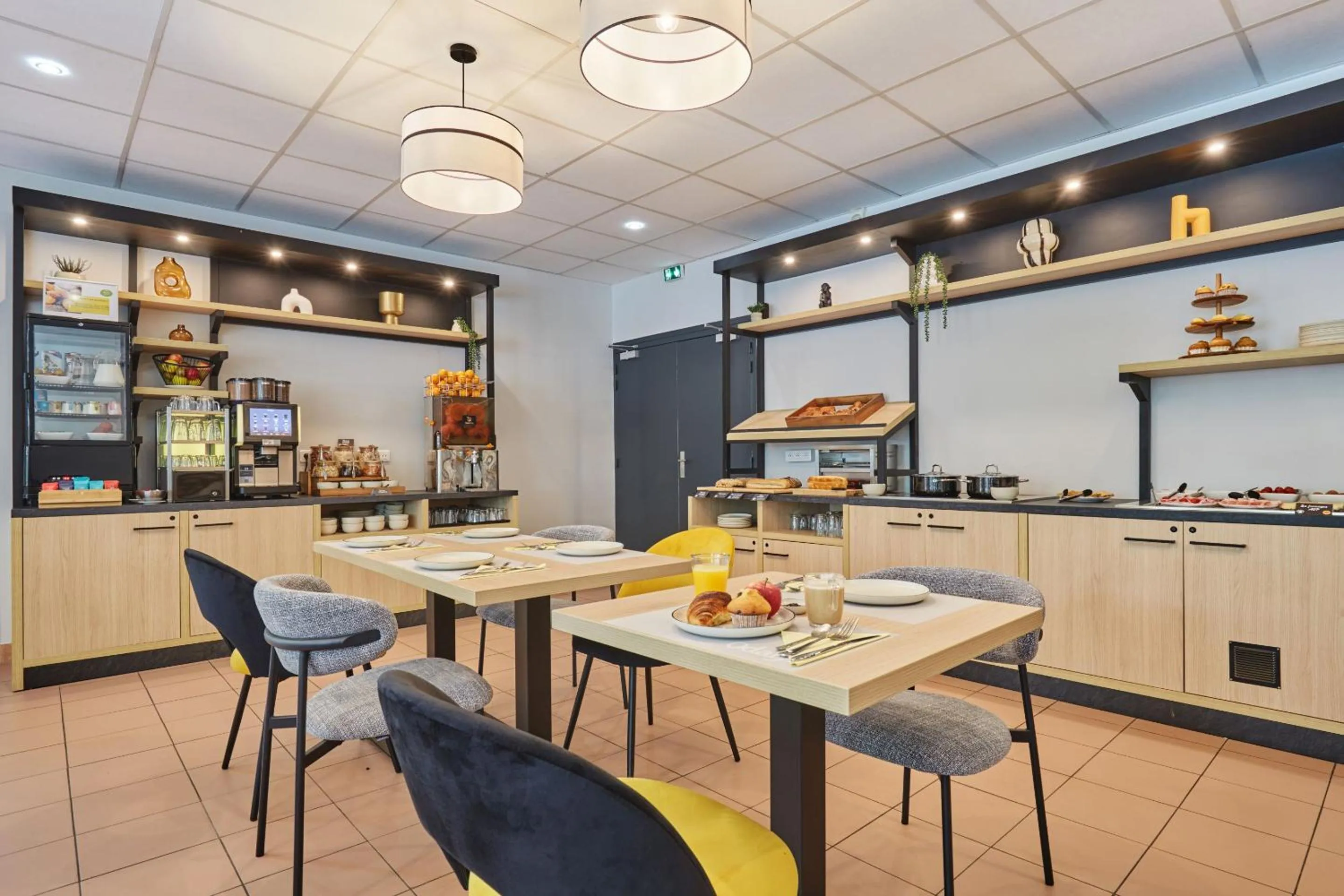 Buffet breakfast in Appart Hotel Odalys City Aix en Provence Les Floridianes