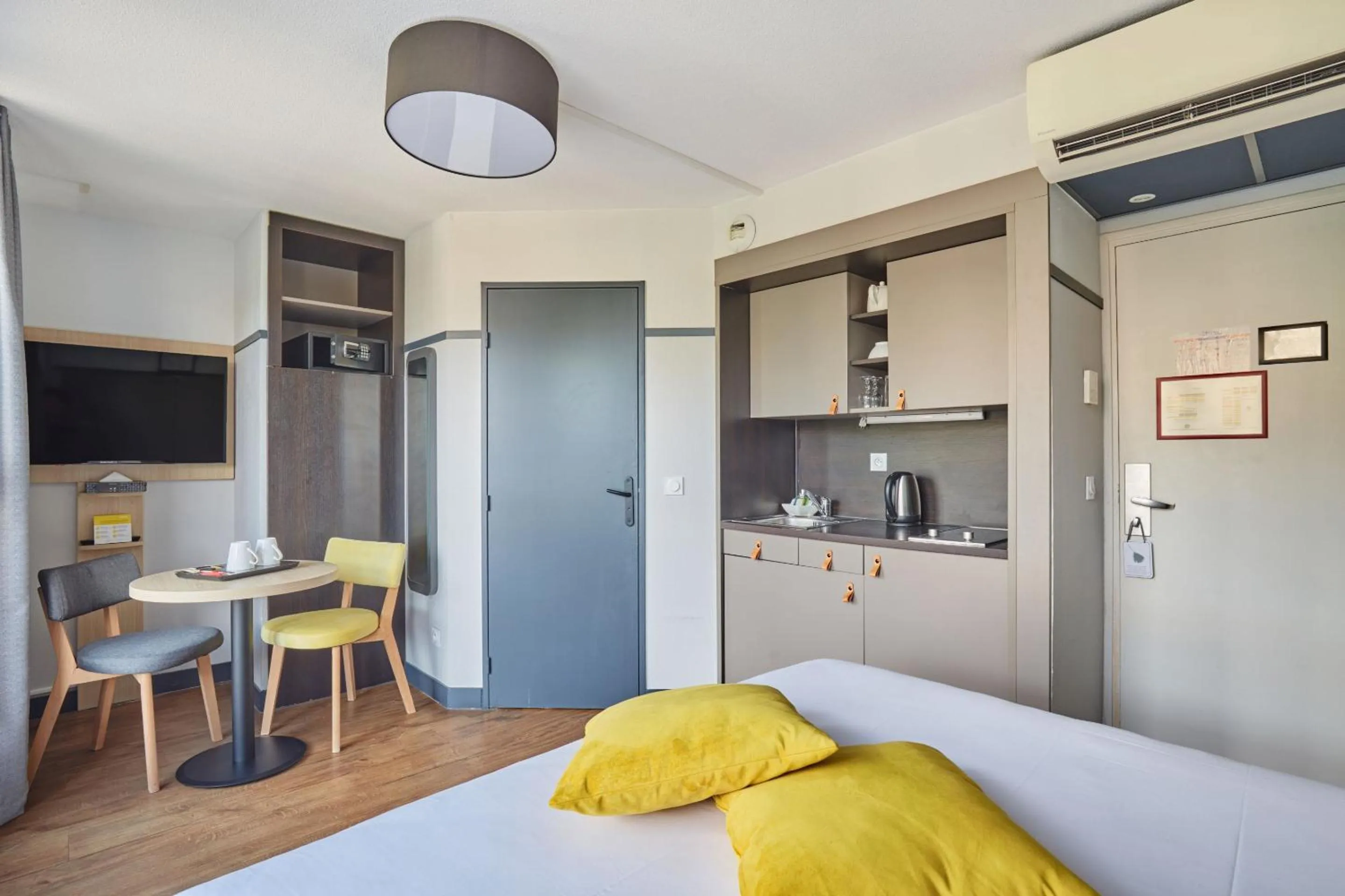 Bedroom, Bed in Appart Hotel Odalys City Aix en Provence Les Floridianes