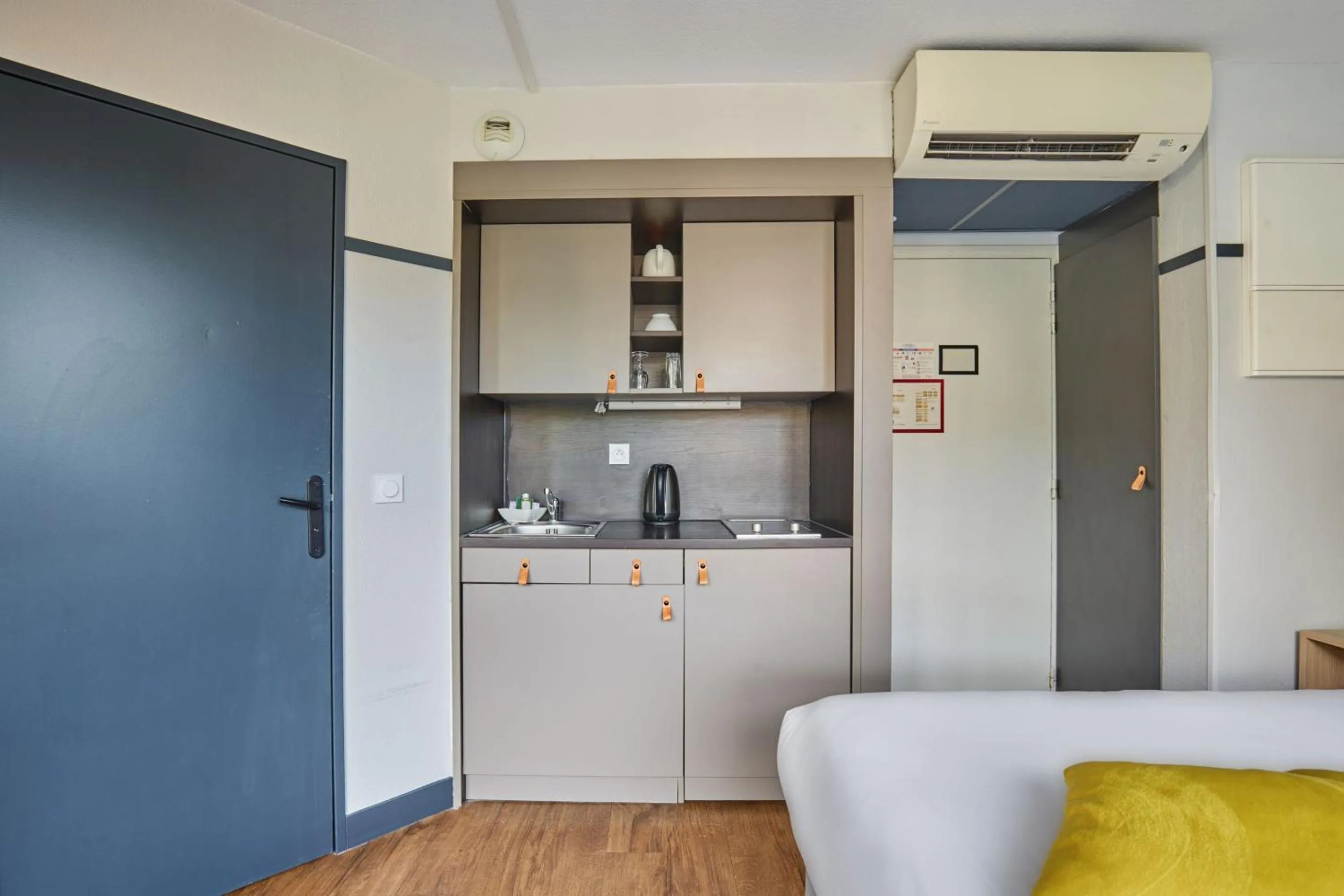 Kitchen or kitchenette in Appart Hotel Odalys City Aix en Provence Les Floridianes