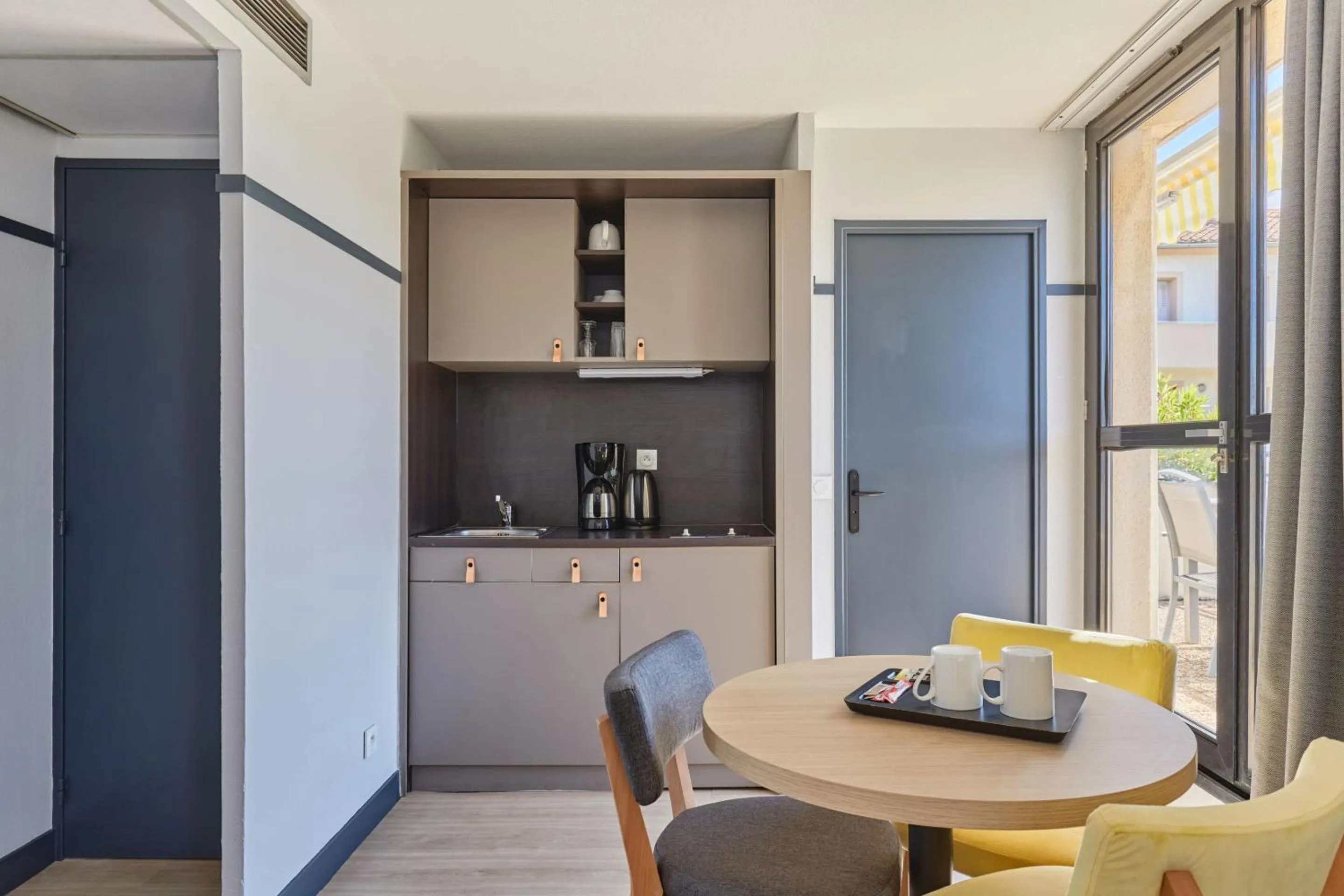 Dining area in Appart Hotel Odalys City Aix en Provence Les Floridianes