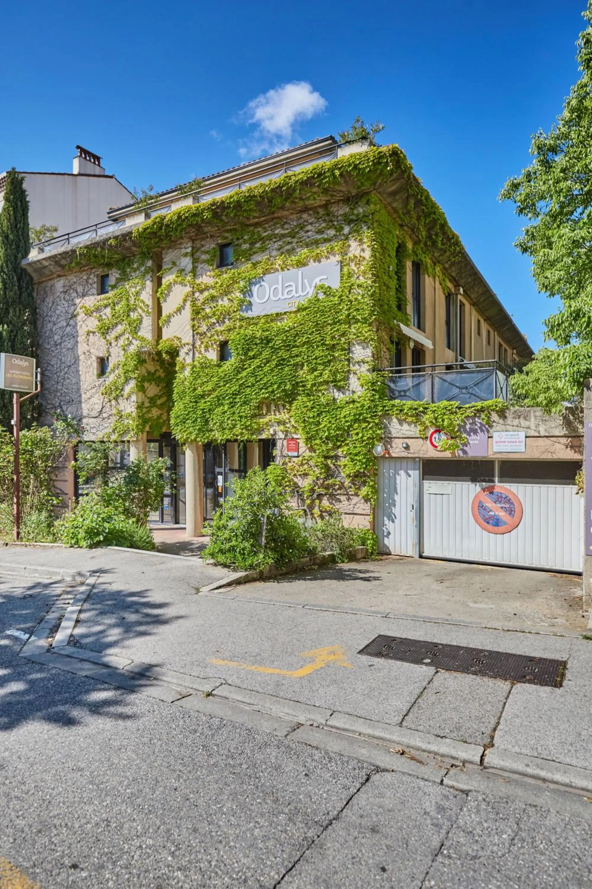 Property building in Appart Hotel Odalys City Aix en Provence Les Floridianes