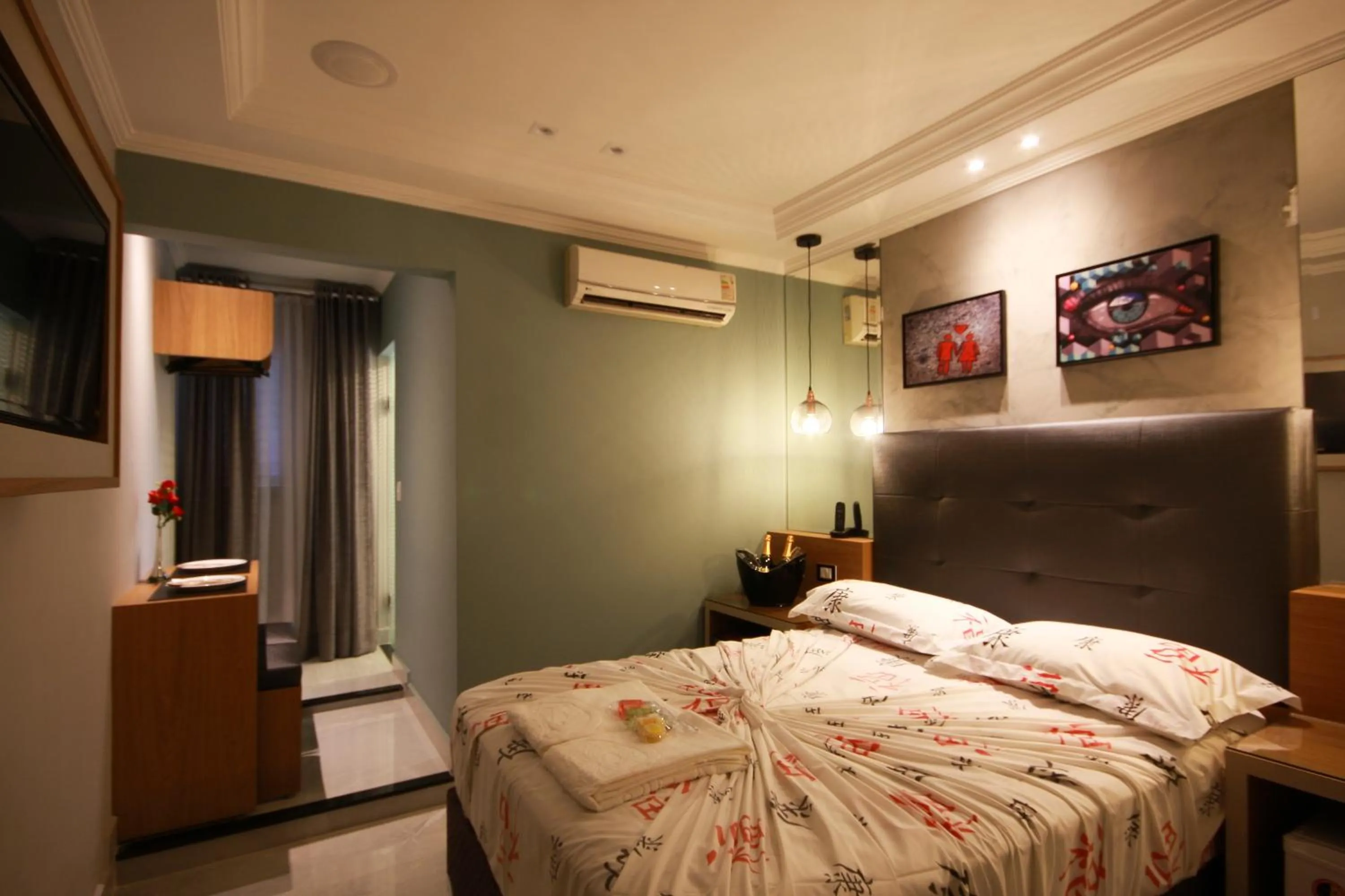 Photo of the whole room, Bed in Glória Plaza Hotel (Adults Only)