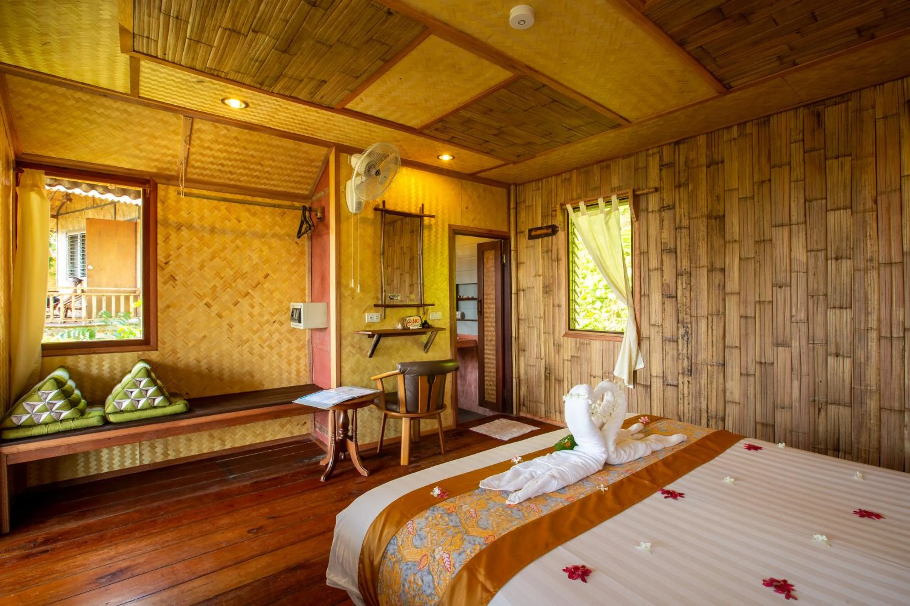 Photo of the whole room, Bed in Railay Garden View Resort