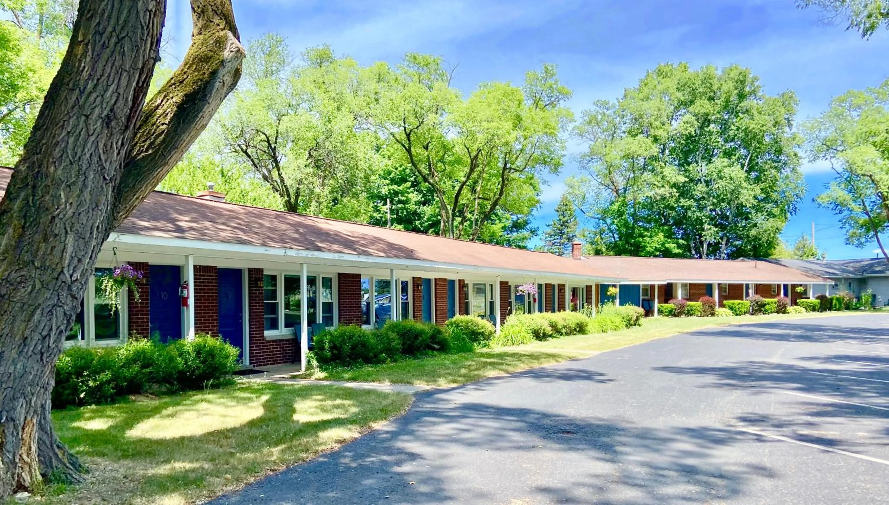 Property building in Elk Rapids Lakeshore Inn
