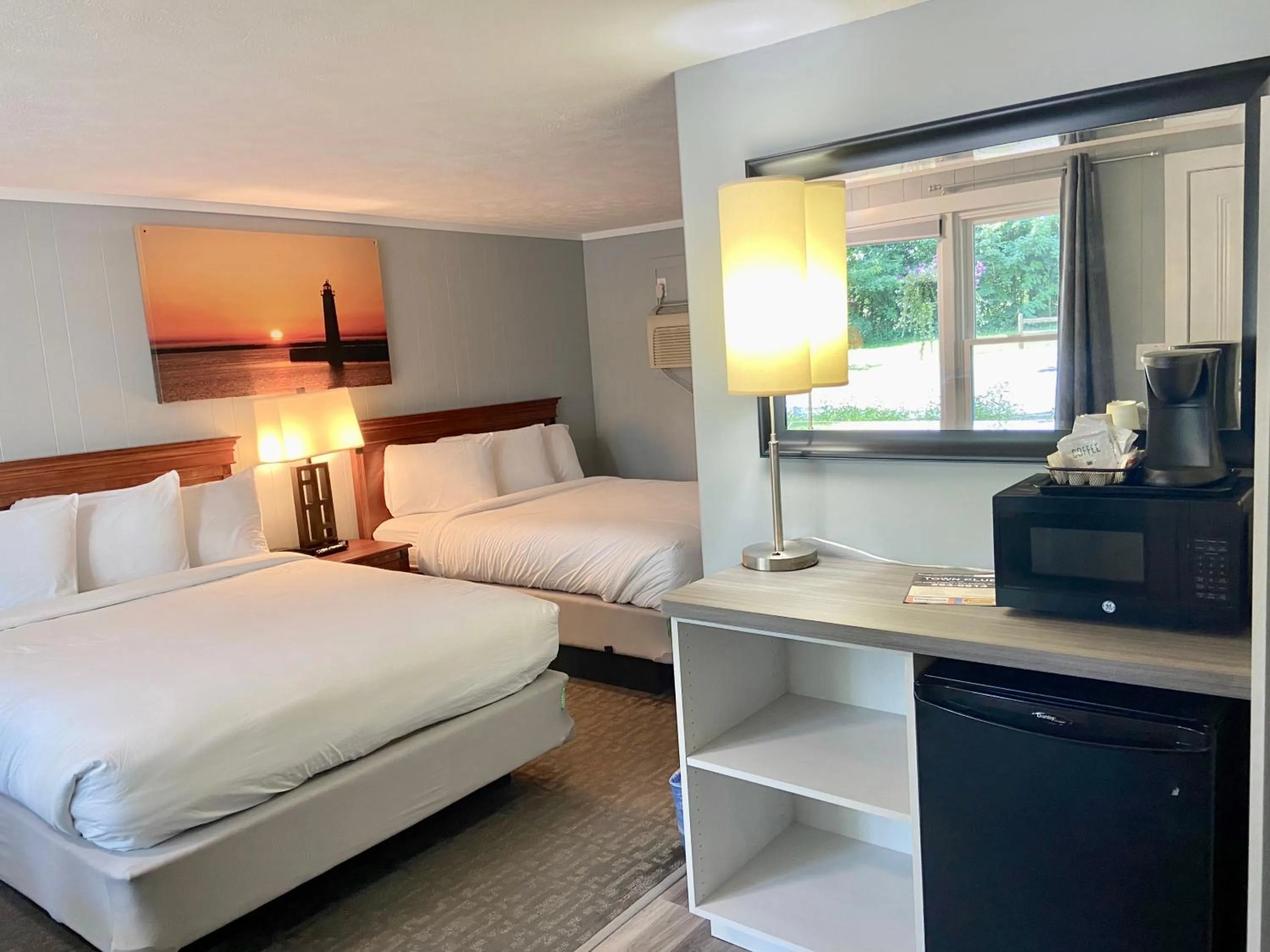 Kitchen or kitchenette, Bed in Elk Rapids Lakeshore Inn