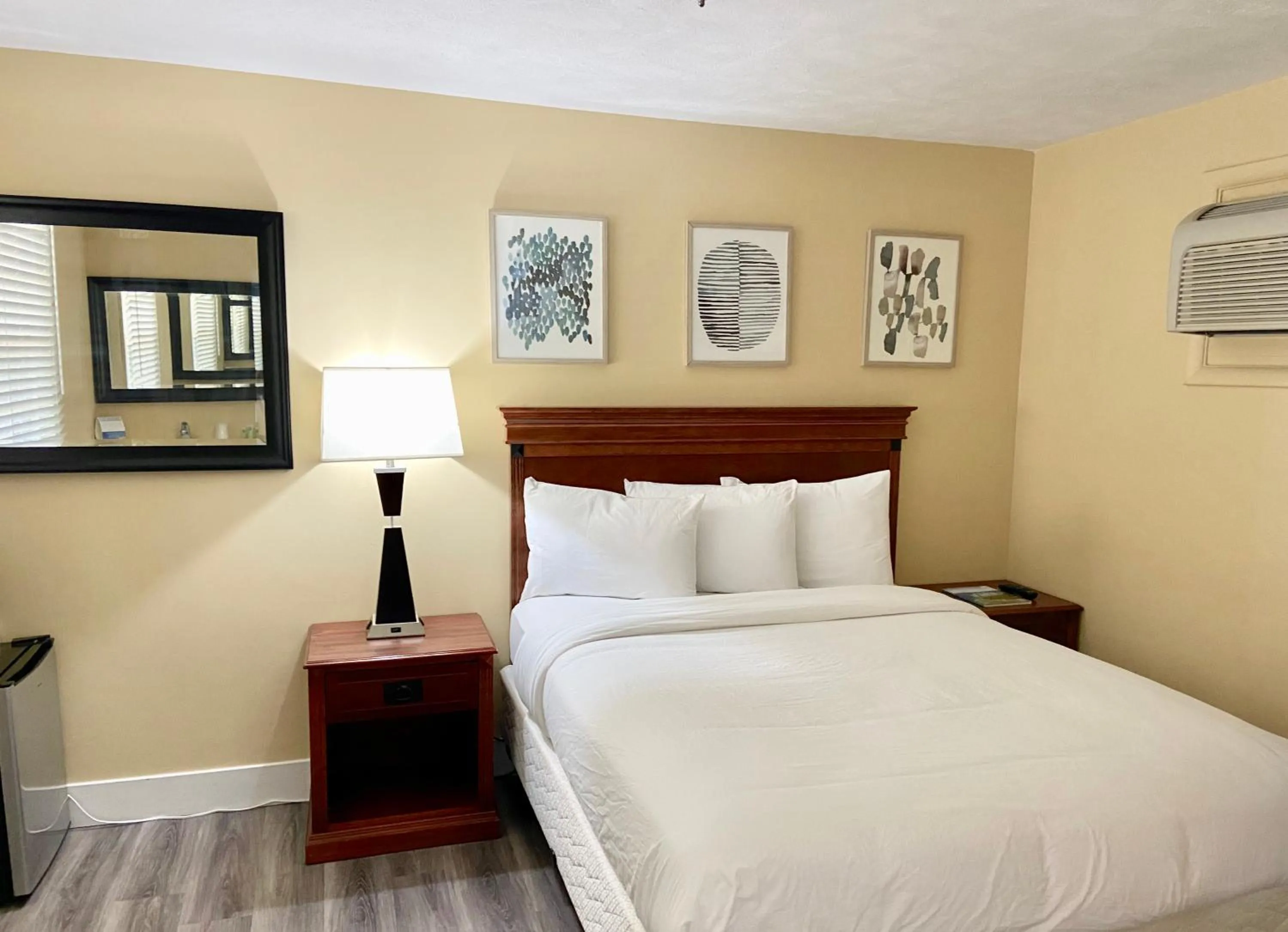 Photo of the whole room, Bed in Elk Rapids Lakeshore Inn