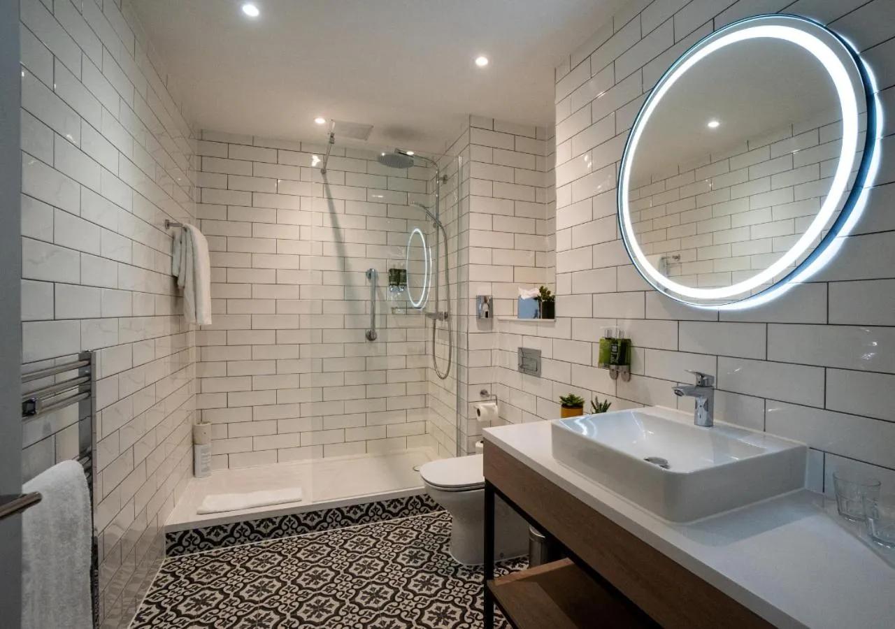 Shower in Horwood House Hotel