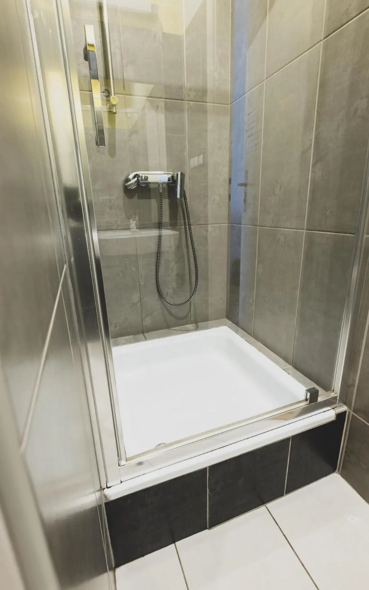 Shower in Cybulskiego Guest Rooms