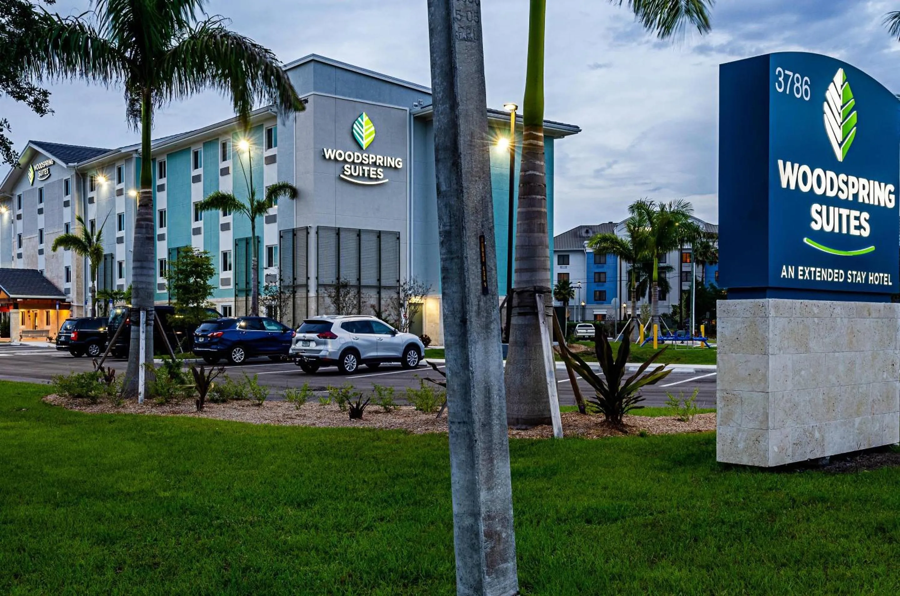 Property building in WoodSpring Suites Naples