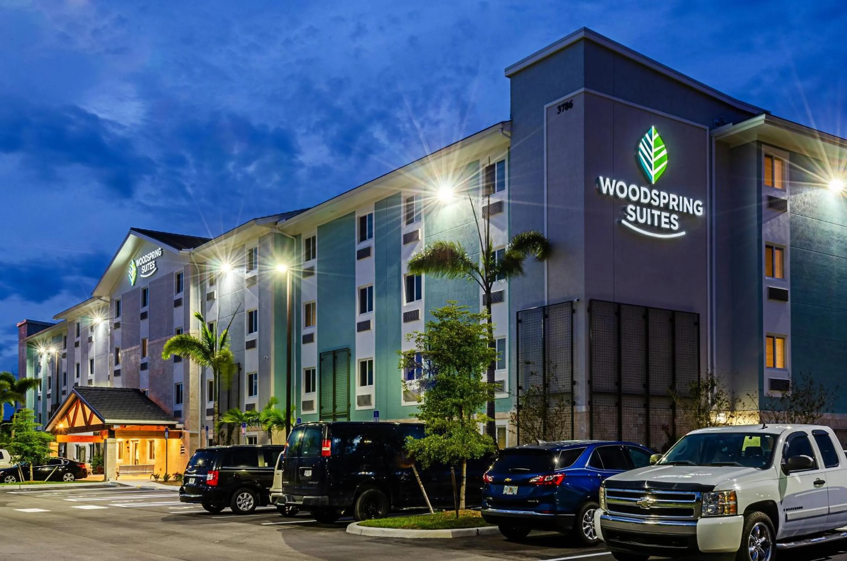 Property building in WoodSpring Suites Naples