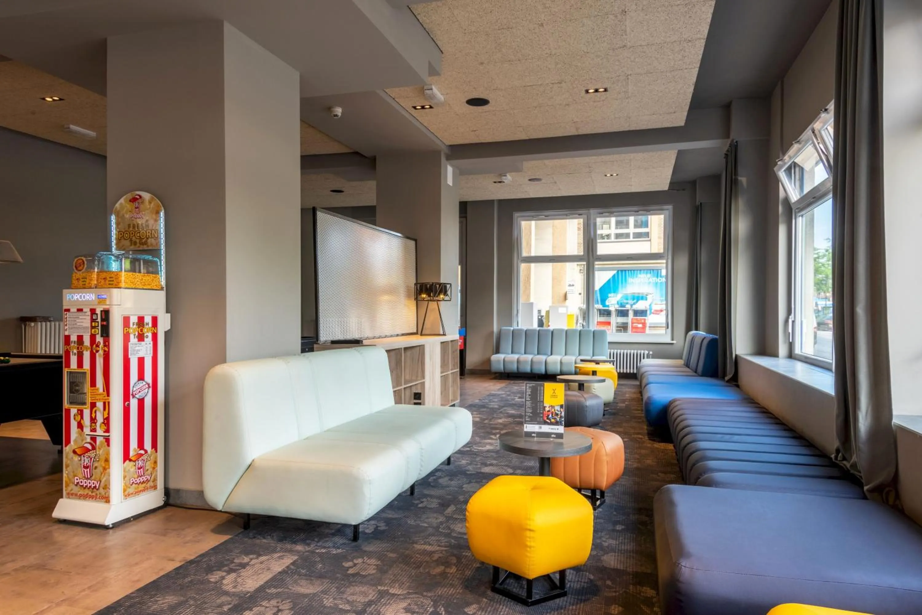 Lounge or bar in a&o Hamburg City