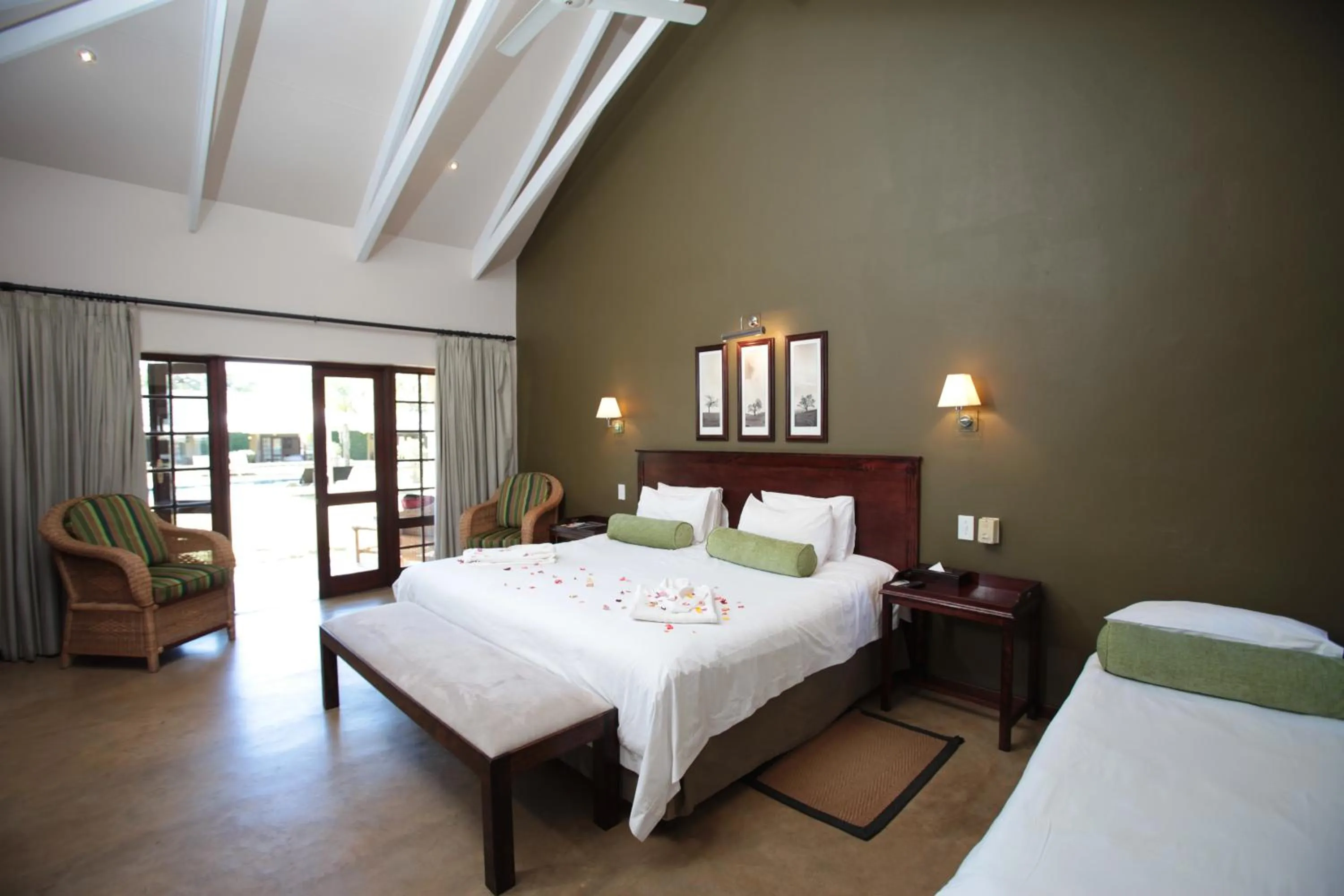 Deluxe Family Room - single occupancy in Perry's Bridge Hollow Boutique Hotel