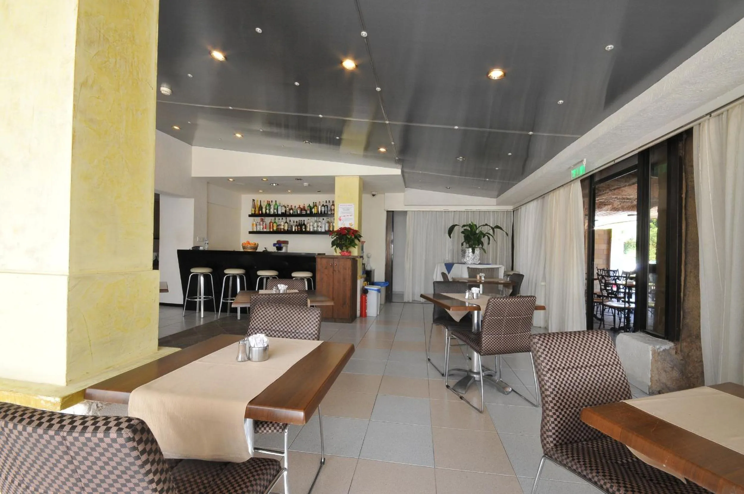 Lounge or bar in King's Hotel