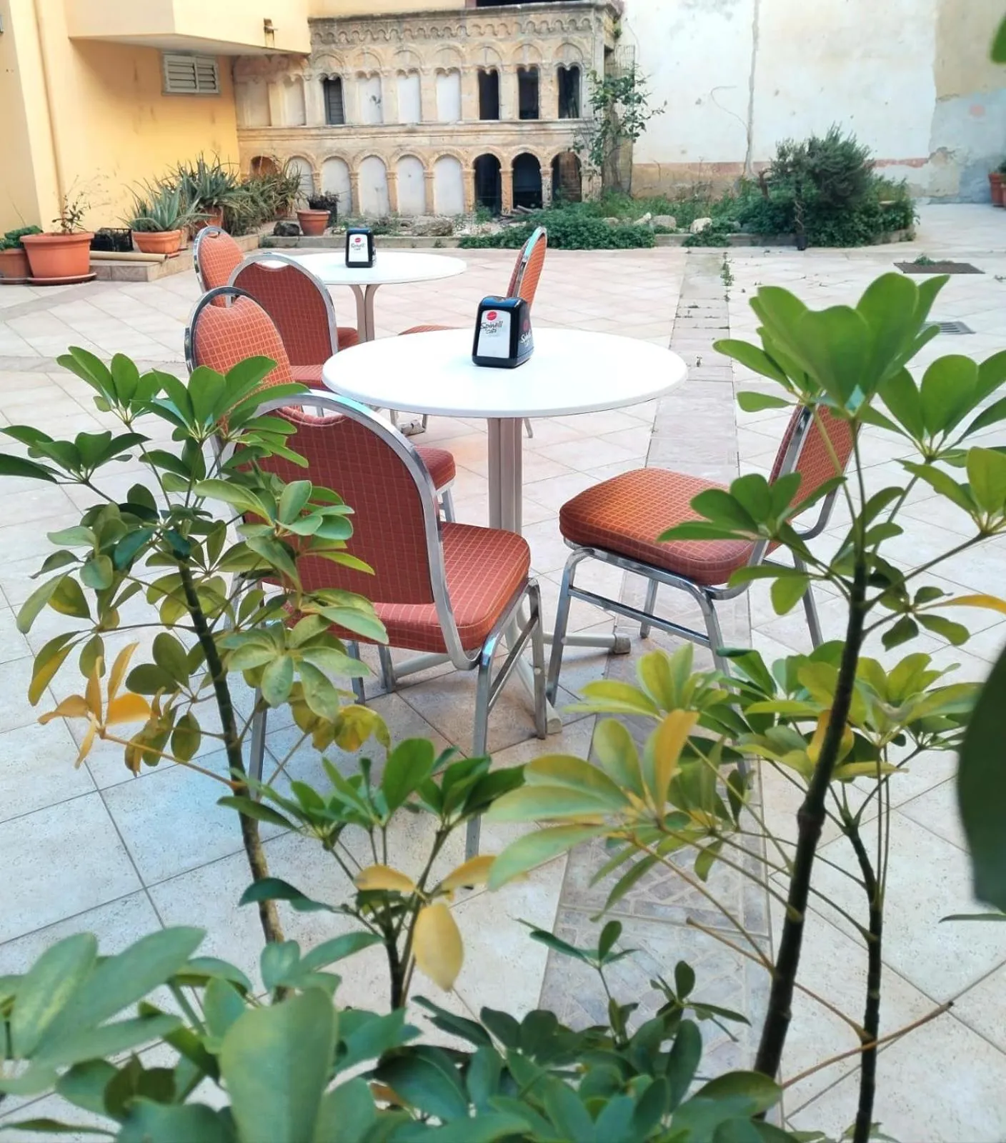 Inner courtyard view in Hotel Colibrì