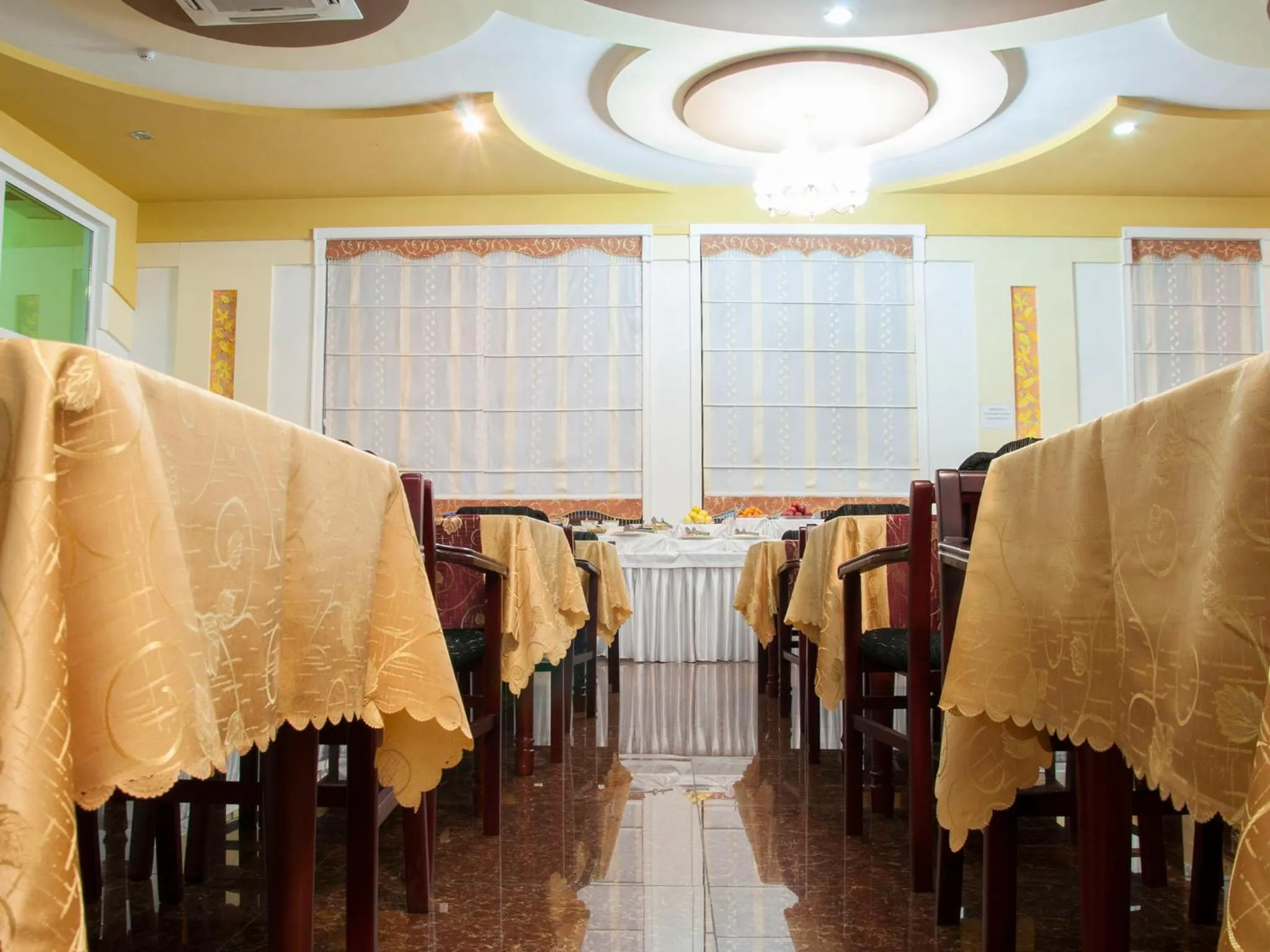 Restaurant/places to eat in Golden Valley Hotel