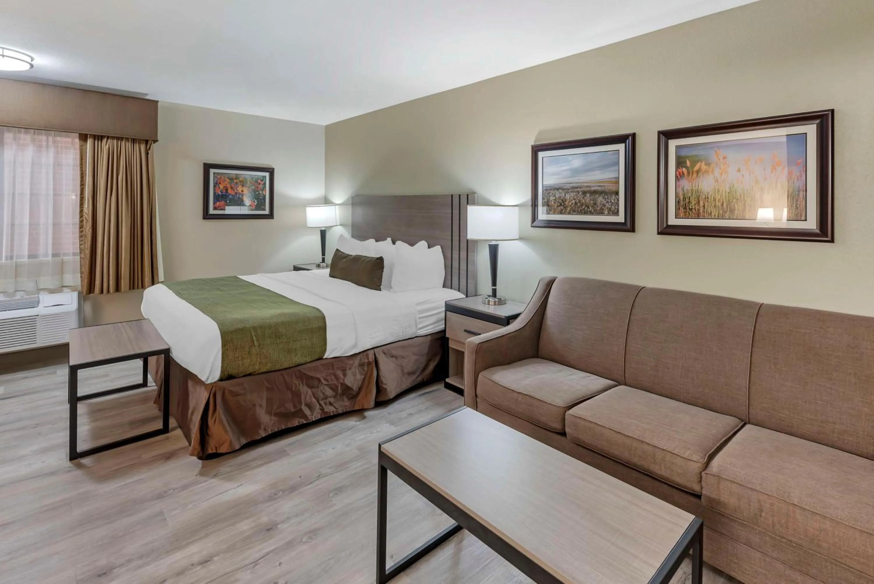 Photo of the whole room, Bed in Best Western Inn of Brenham