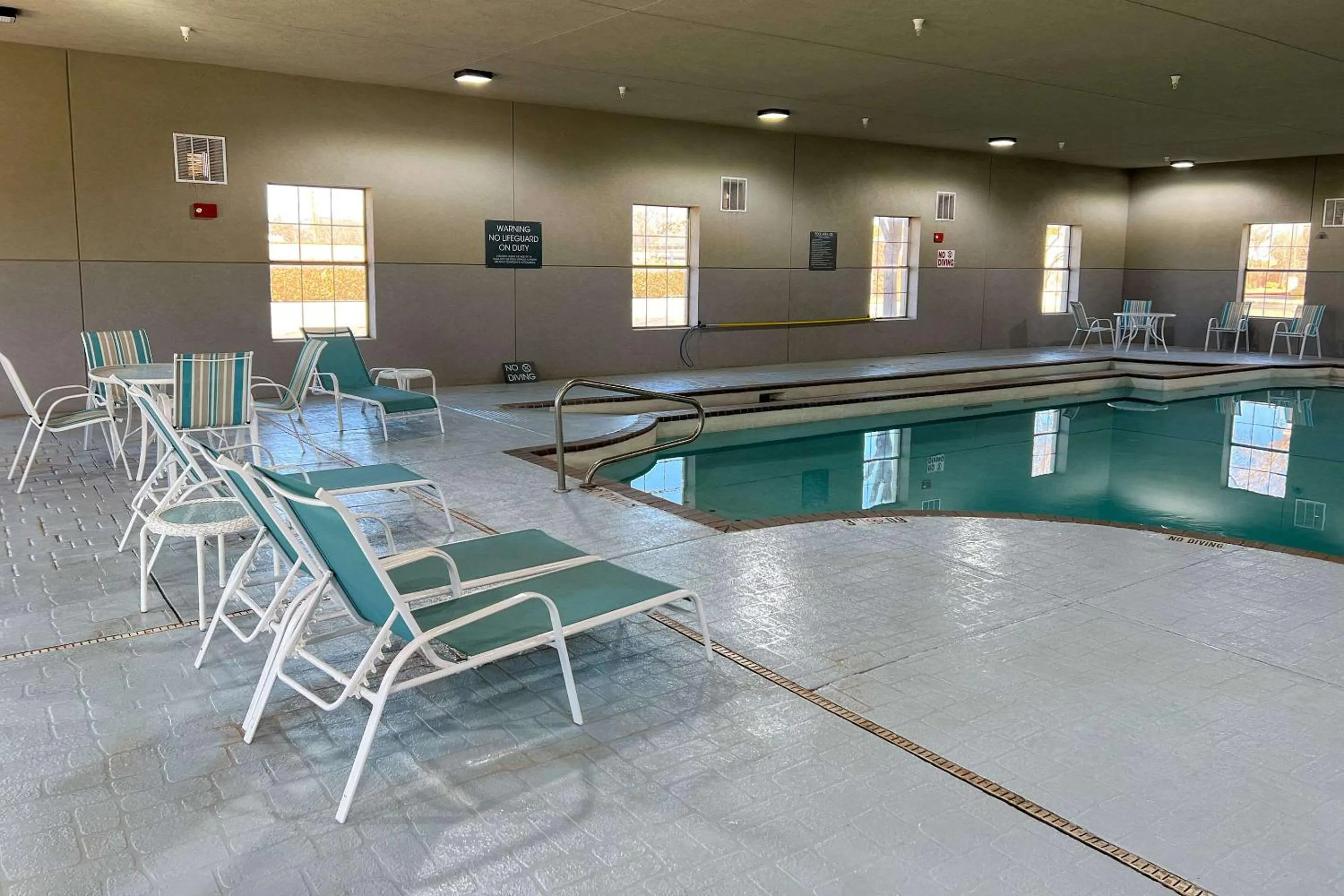 Swimming pool in Comfort Inn & Suites