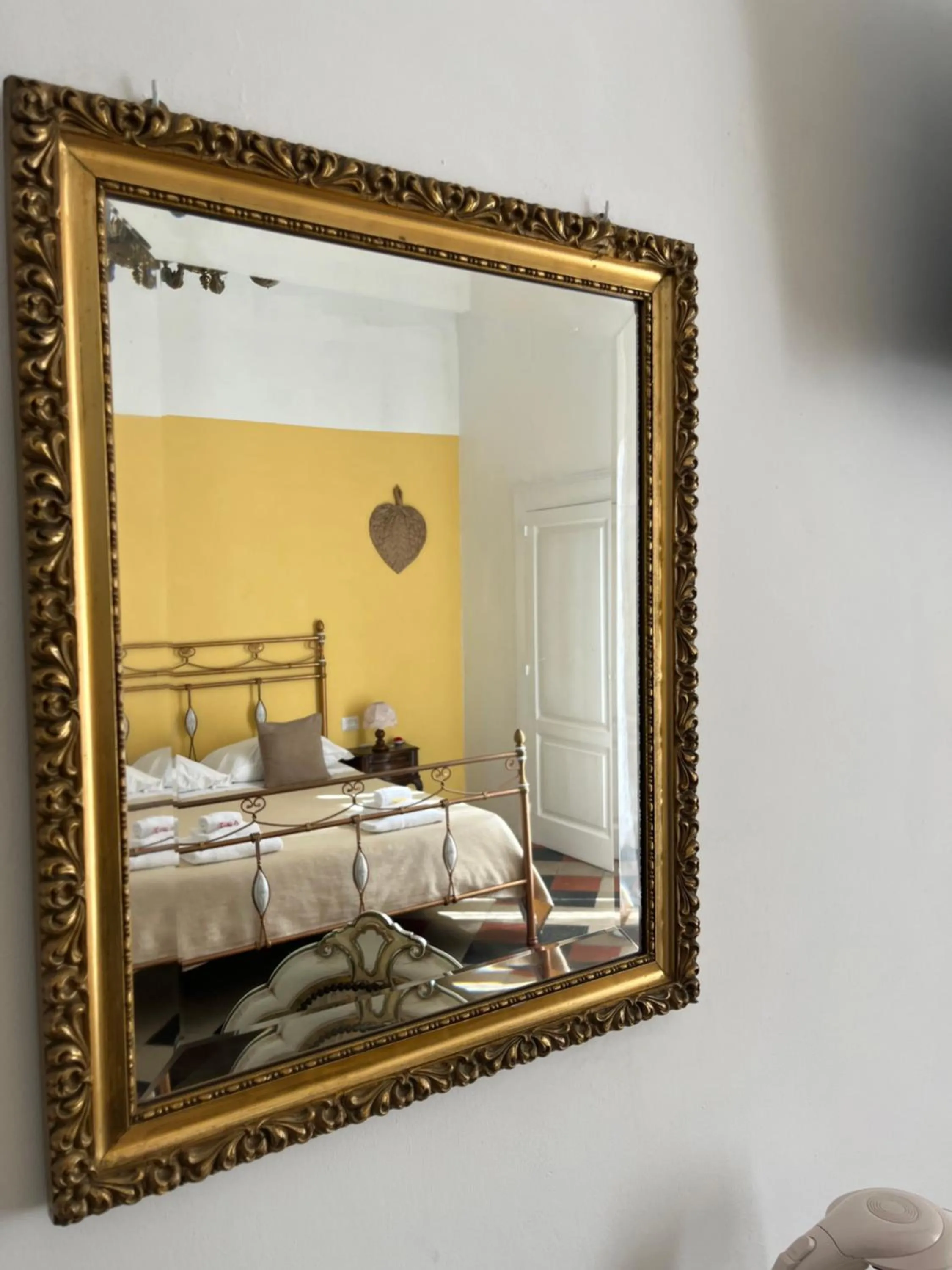 Decorative detail, Bed in B&B Chimera Bari