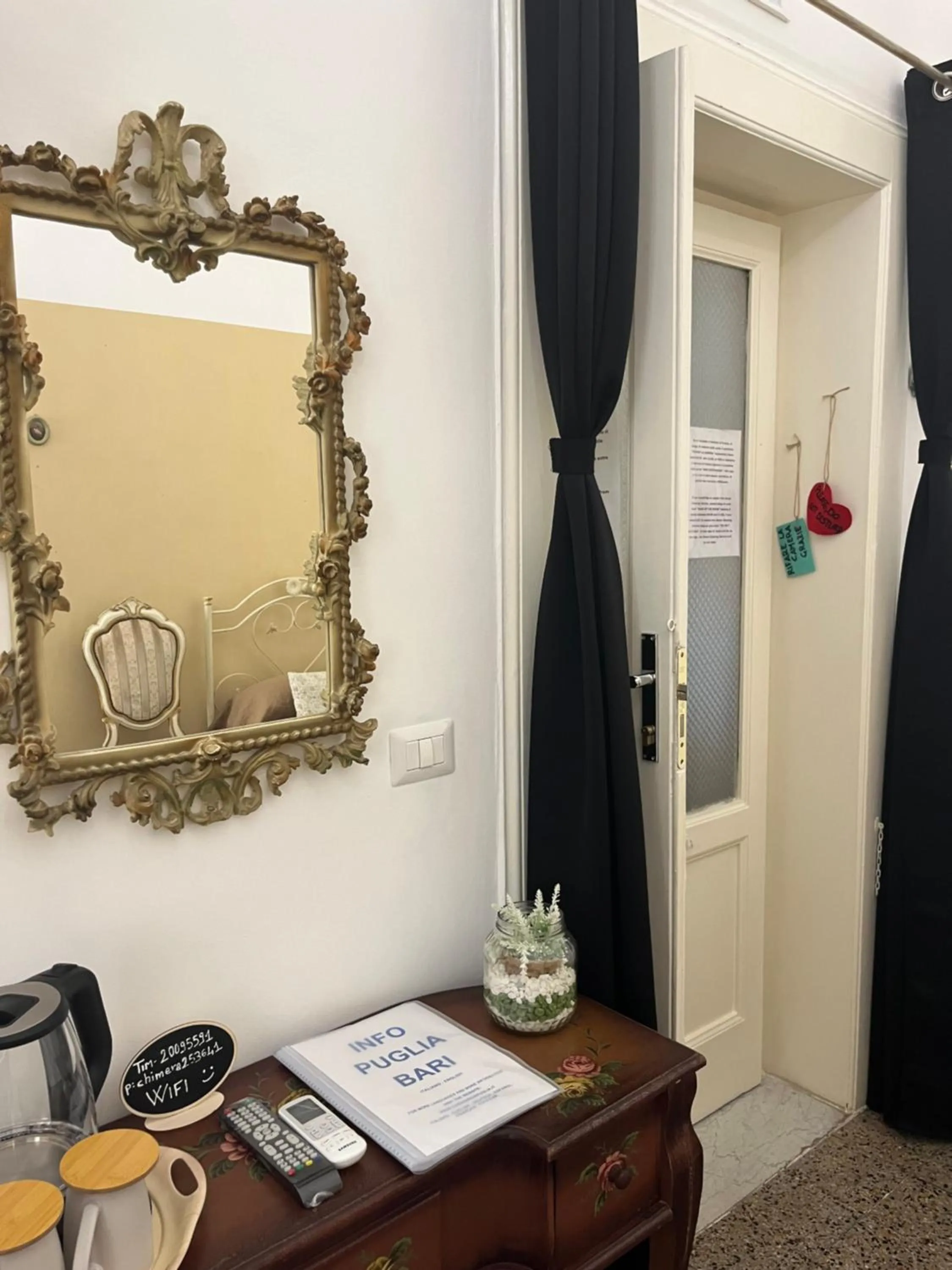 Photo of the whole room in B&B Chimera Bari